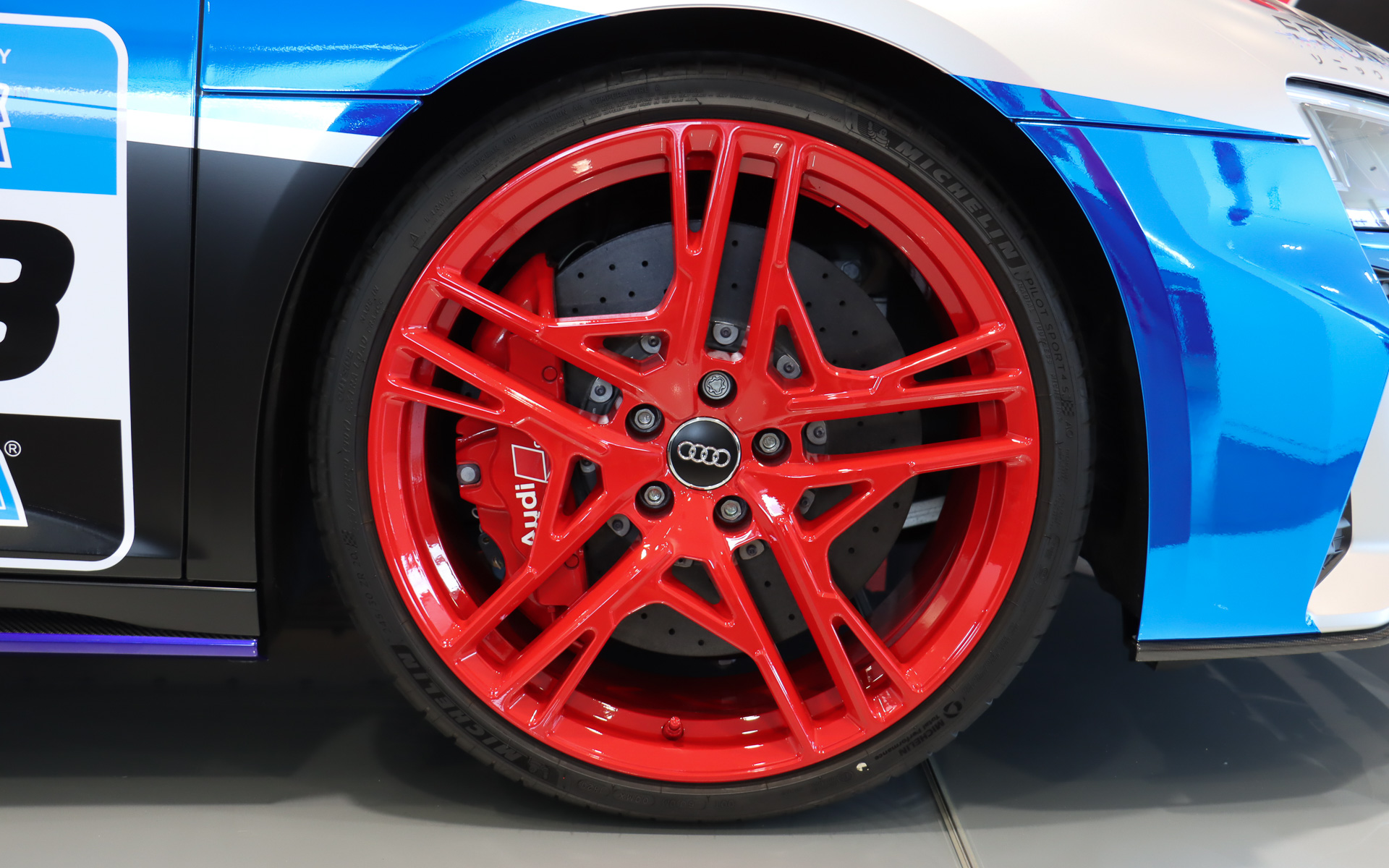 ソニックが着用する赤いシューズとおそろいの赤いホイールを装着。製作を手がけた「一ツ山レーシング」のデザイナーが起こした初期イメージでは別の色だったが、ソニックのキャラクターデザインでは赤いシューズも重要なキーになっているため「車両のどこかに赤を使ってほしい」とセガ側がリクエスト。これを受けて赤いホイールが使用されることになった