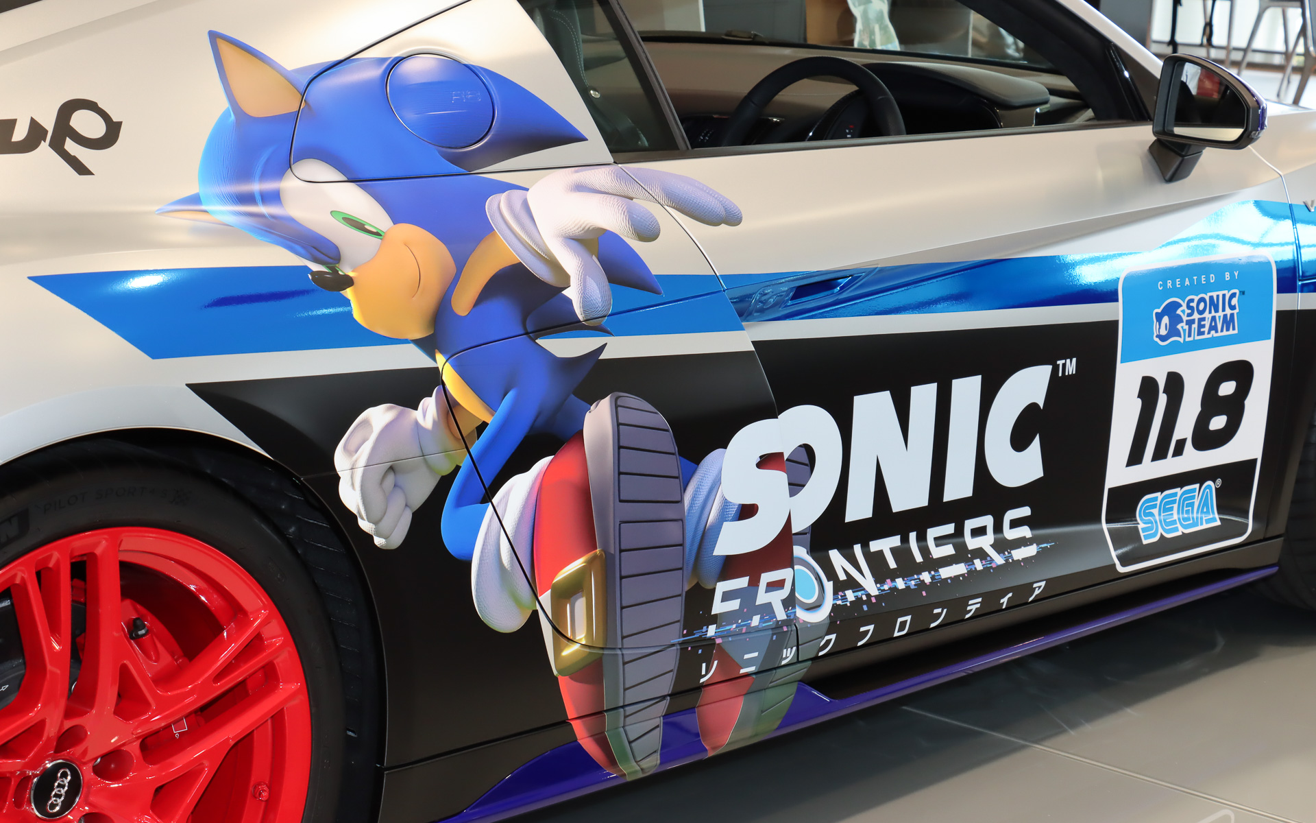 車両の両サイドにソニックとタイトルロゴを大きく配置。カーナンバー風にあしらわれている「11.8」という数字はソニックフロンティアの発売日である11月8日を示している
