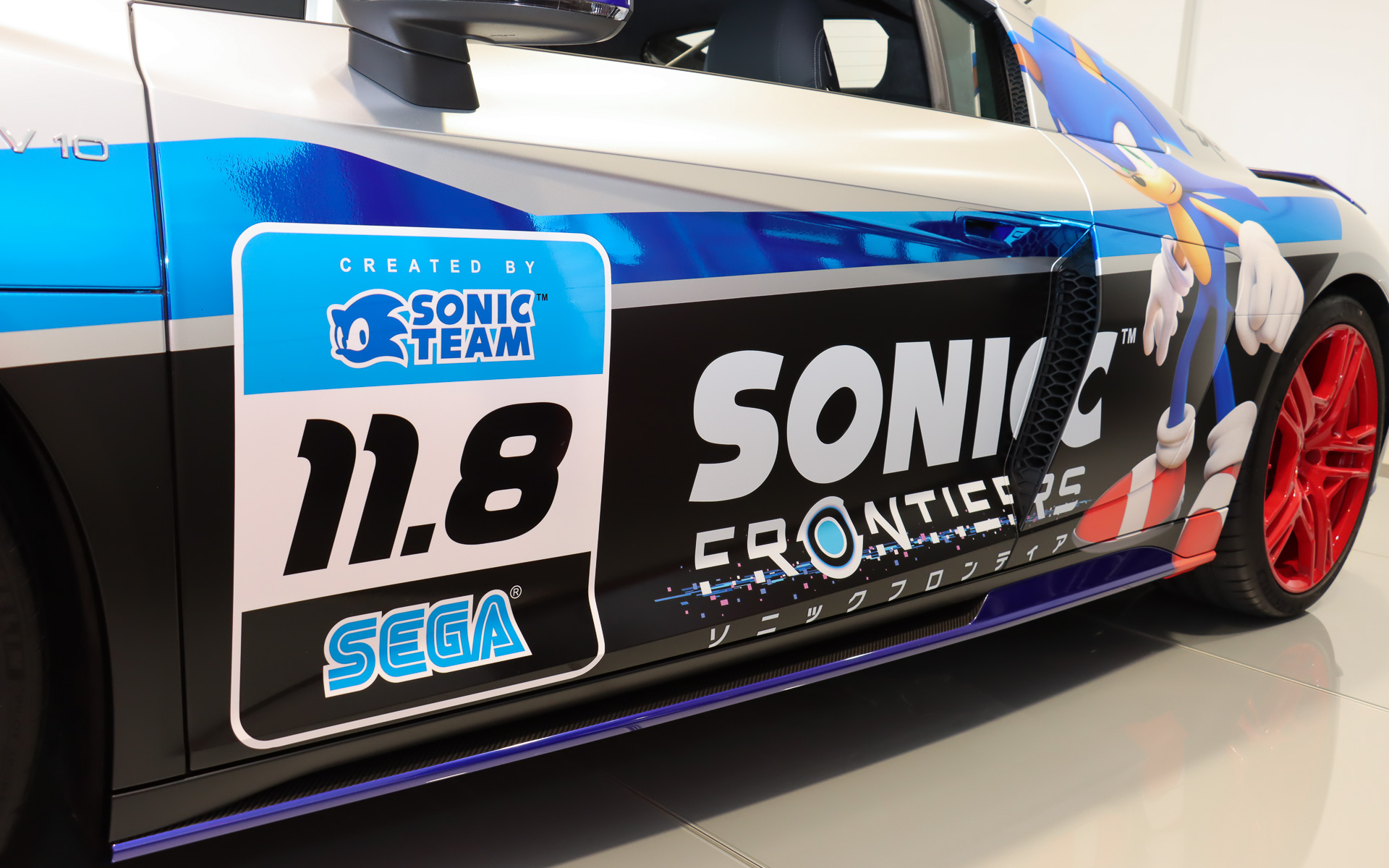 車両の両サイドにソニックとタイトルロゴを大きく配置。カーナンバー風にあしらわれている「11.8」という数字はソニックフロンティアの発売日である11月8日を示している