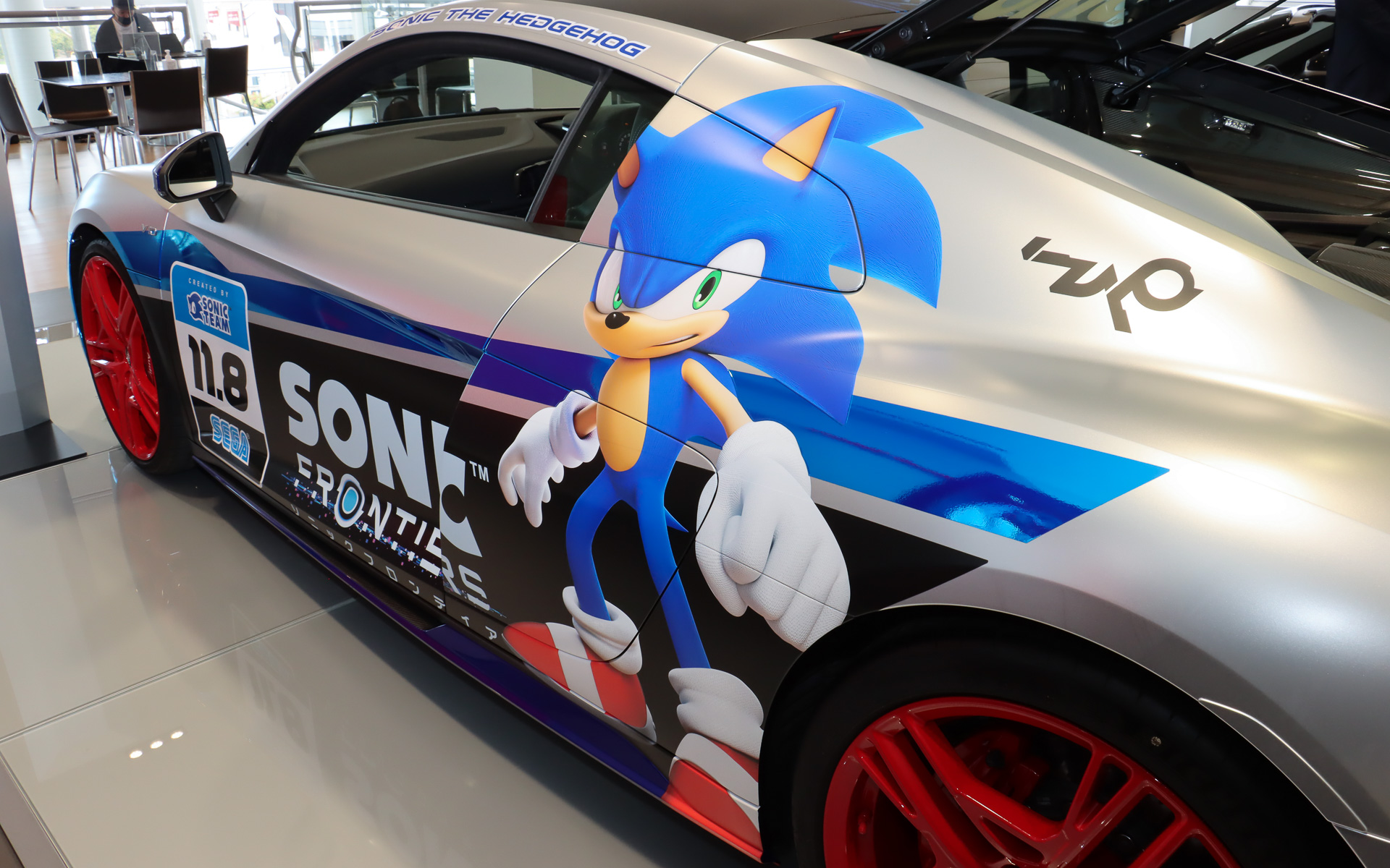 車両の両サイドにソニックとタイトルロゴを大きく配置。カーナンバー風にあしらわれている「11.8」という数字はソニックフロンティアの発売日である11月8日を示している