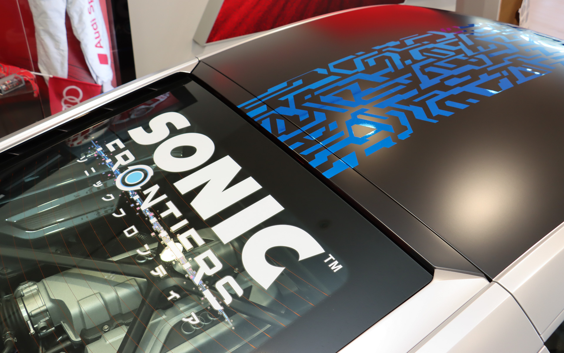 ボンネットからルーフ、車両後方まで連続するブルーのストライプは、タイヤのトレッドパターンと同時にソニックフロンティアの舞台であるスターフォール諸島の古代文明を連想させる文様としての意味を持っている