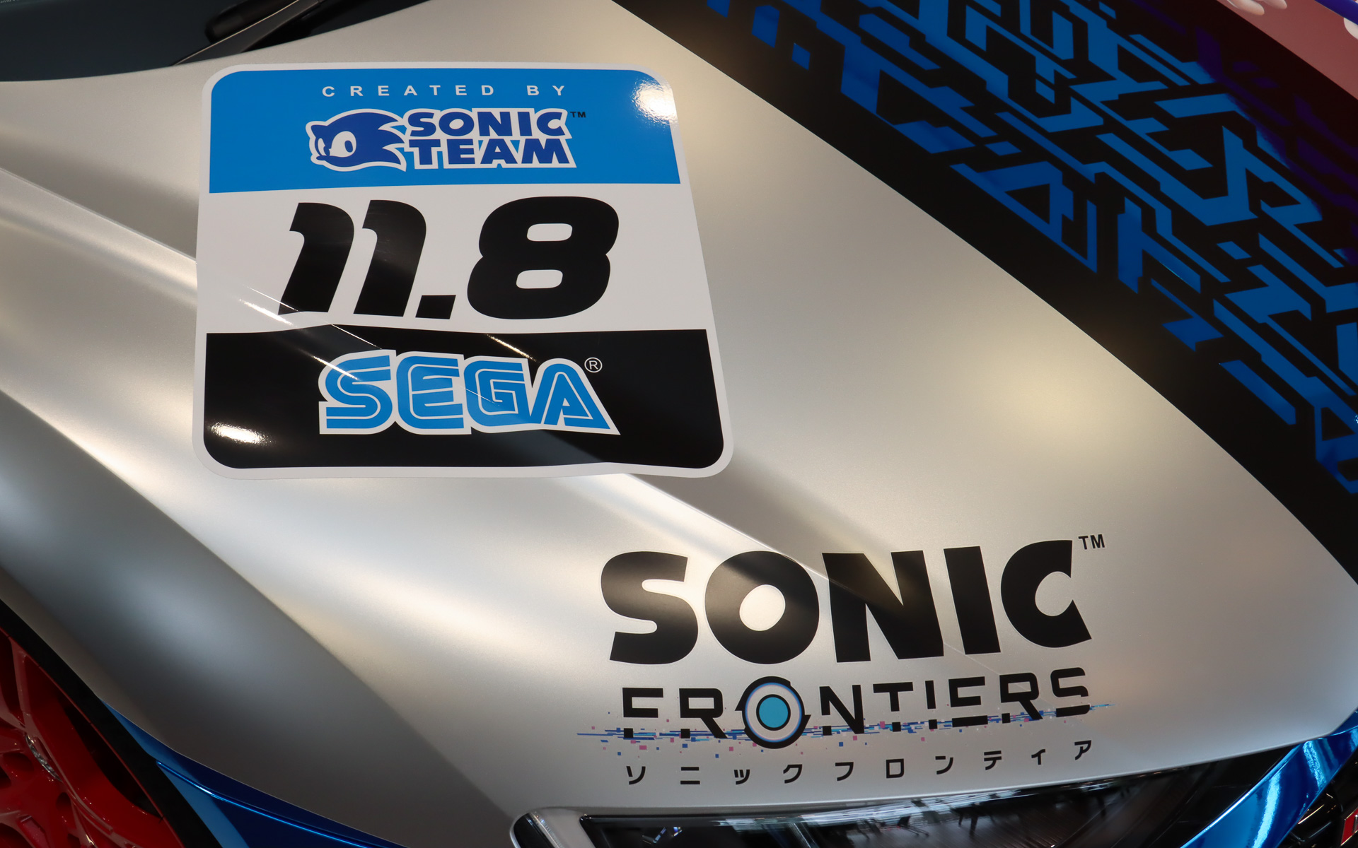 ボンネット上にも11.8の数字が入ったカーナンバー風ステッカーをレイアウト