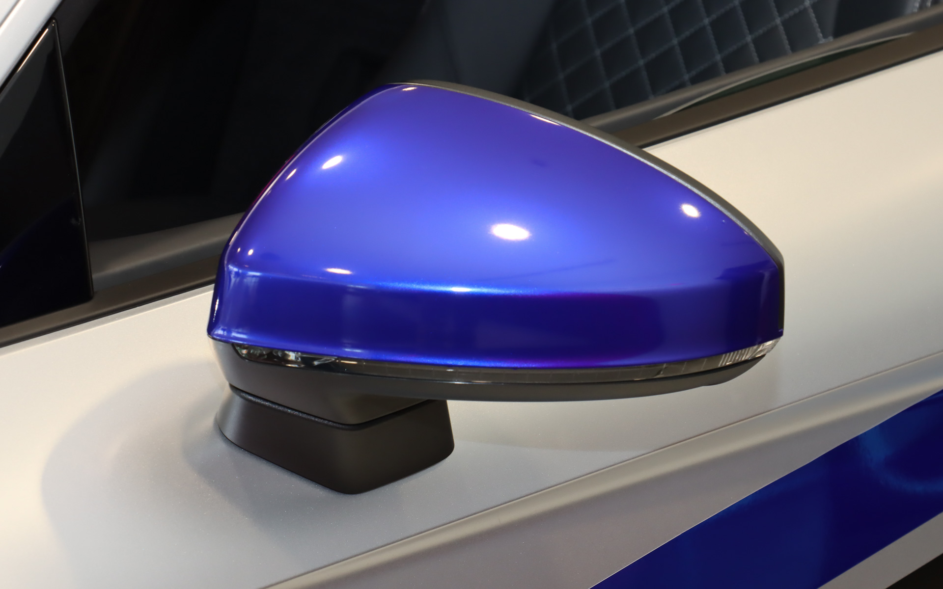 ドアミラーやリアスポイラー、バンパーなどにソニックをイメージさせるブルーをあしらう