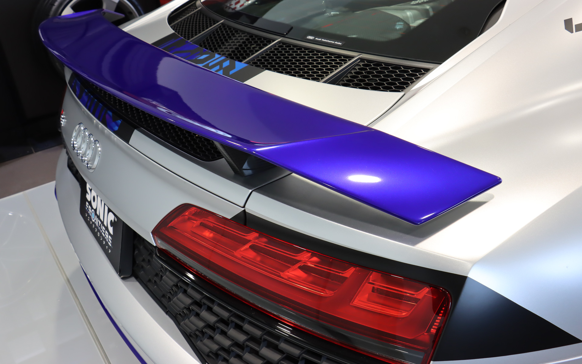 ドアミラーやリアスポイラー、バンパーなどにソニックをイメージさせるブルーをあしらう