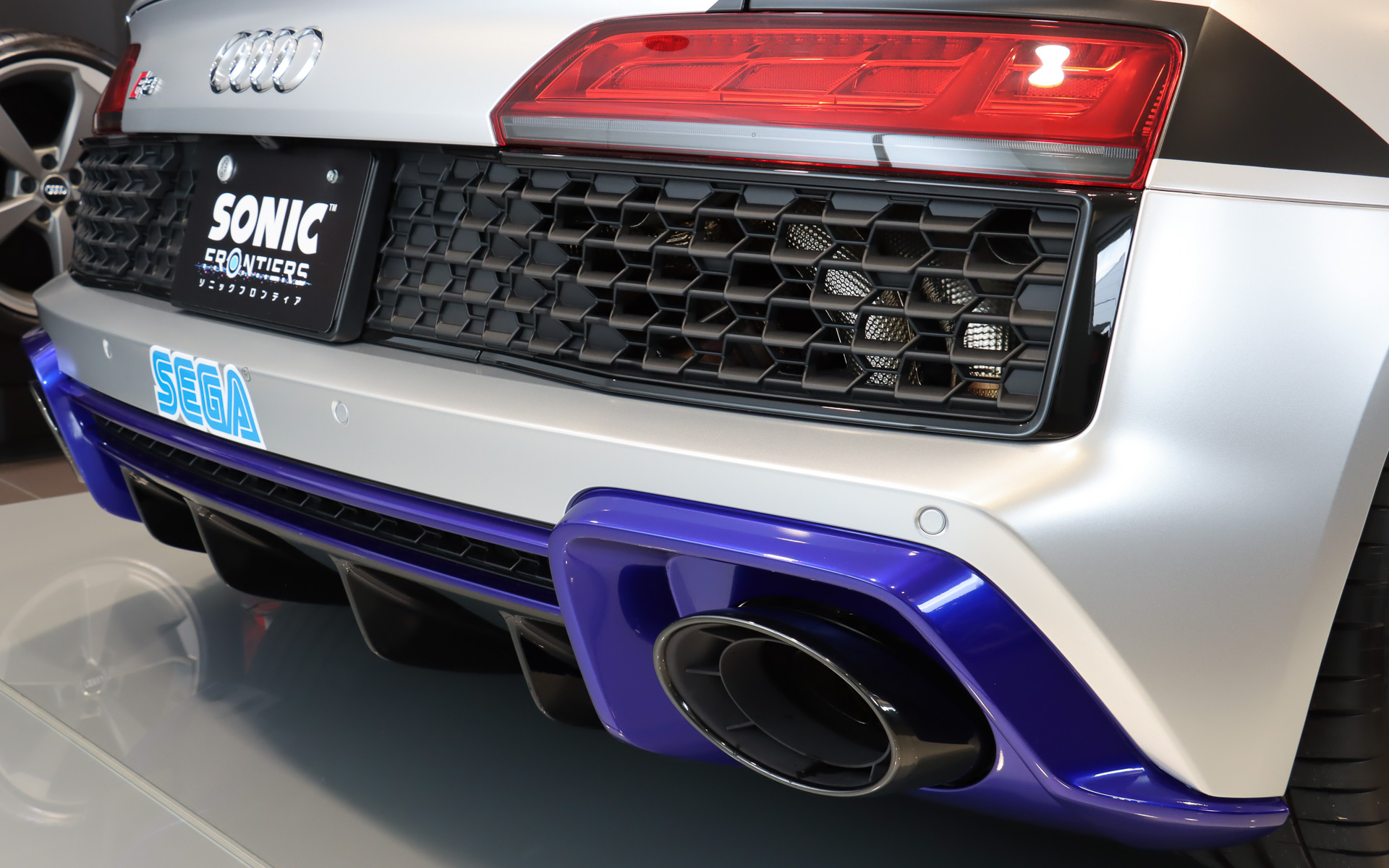 ドアミラーやリアスポイラー、バンパーなどにソニックをイメージさせるブルーをあしらう