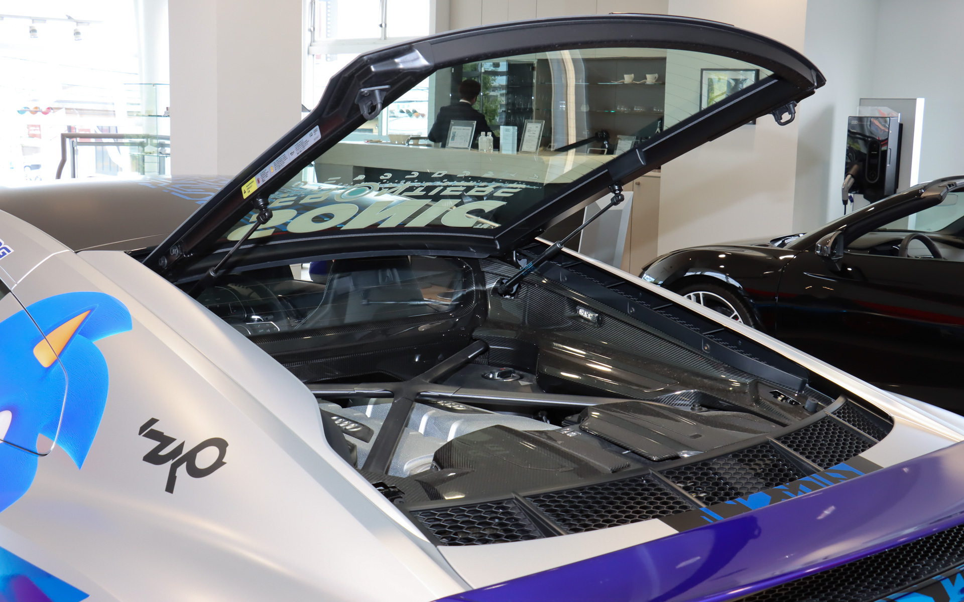 R8の車両後方に搭載されるV型10気筒DOHC 5.2リッター DMW型エンジンは、最高出力456kW（620PS）/8000rpm、最大トルク580Nm（59.1kgm）/6600rpmを発生