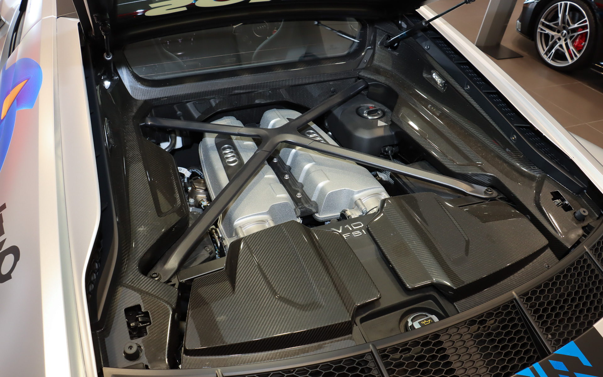 R8の車両後方に搭載されるV型10気筒DOHC 5.2リッター DMW型エンジンは、最高出力456kW（620PS）/8000rpm、最大トルク580Nm（59.1kgm）/6600rpmを発生