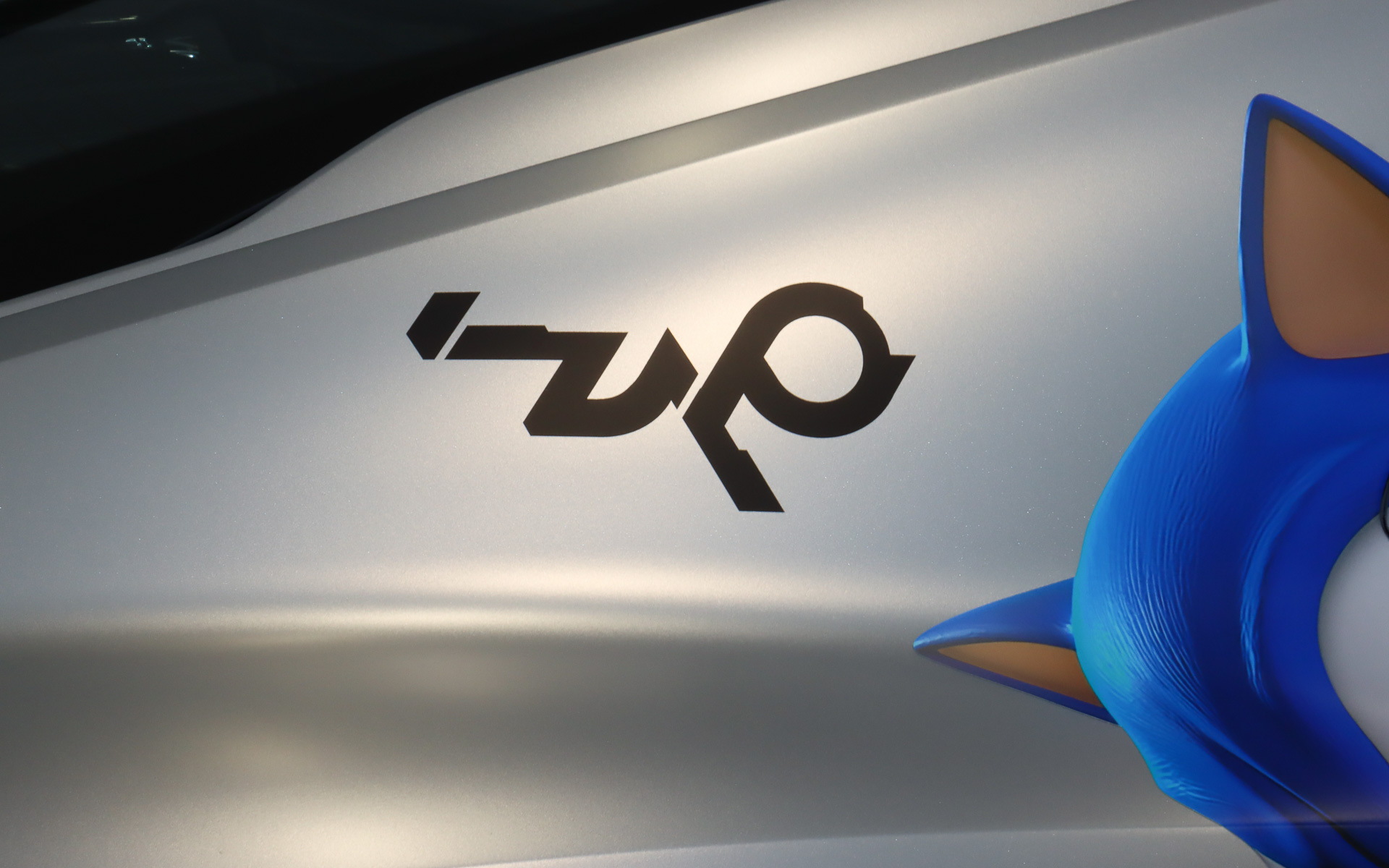 リアピラーにソニックと並んであしらわれているのは、ソニックフロンティアの紹介ページのデータ読み込み時などにもたびたび表示されて印象的な象形文字（？）