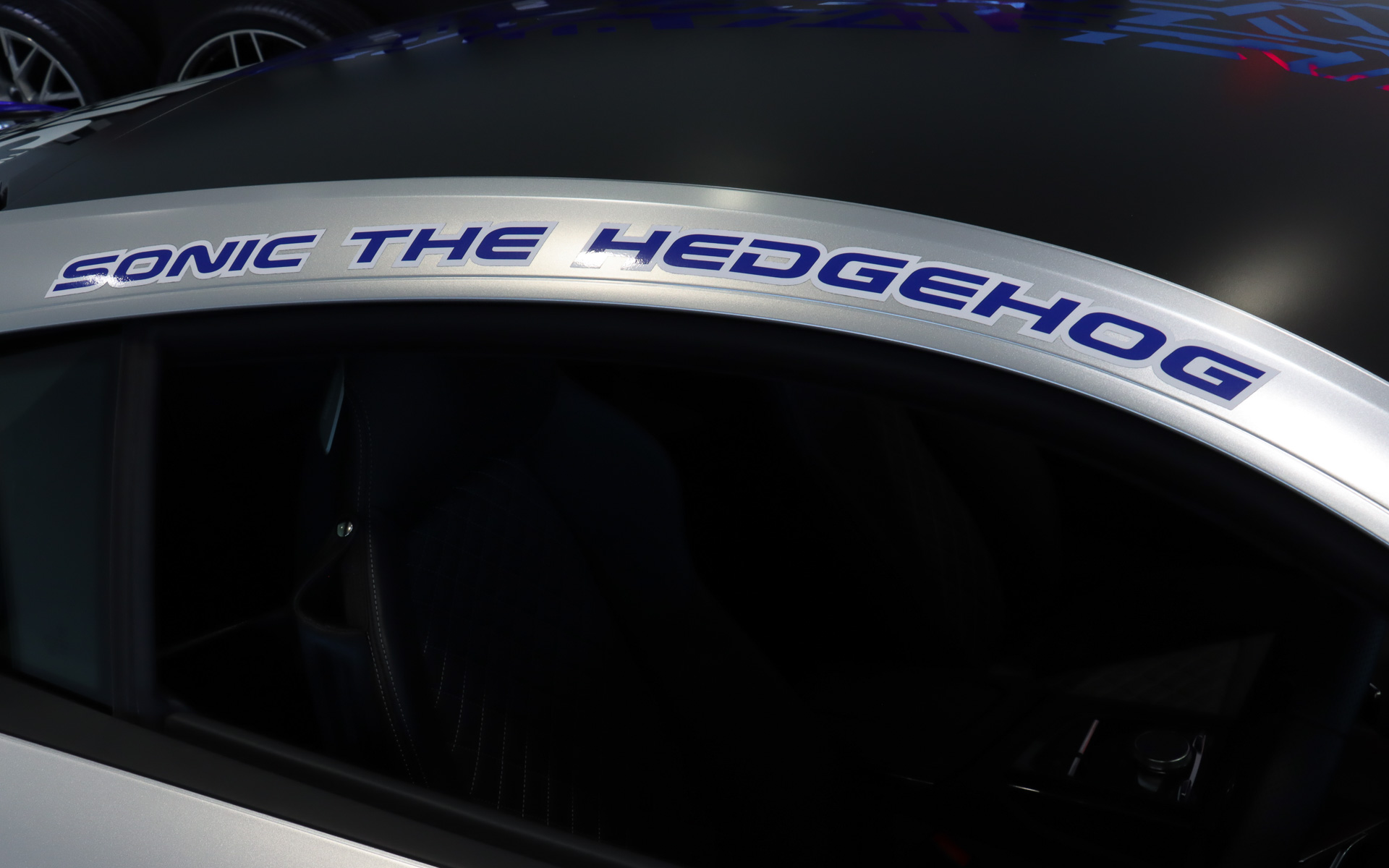 ルーフの両サイドに、レースマシンのドライバー名表示のようなイメージで「SONIC THE HEDGEHOG」の名前をレイアウト