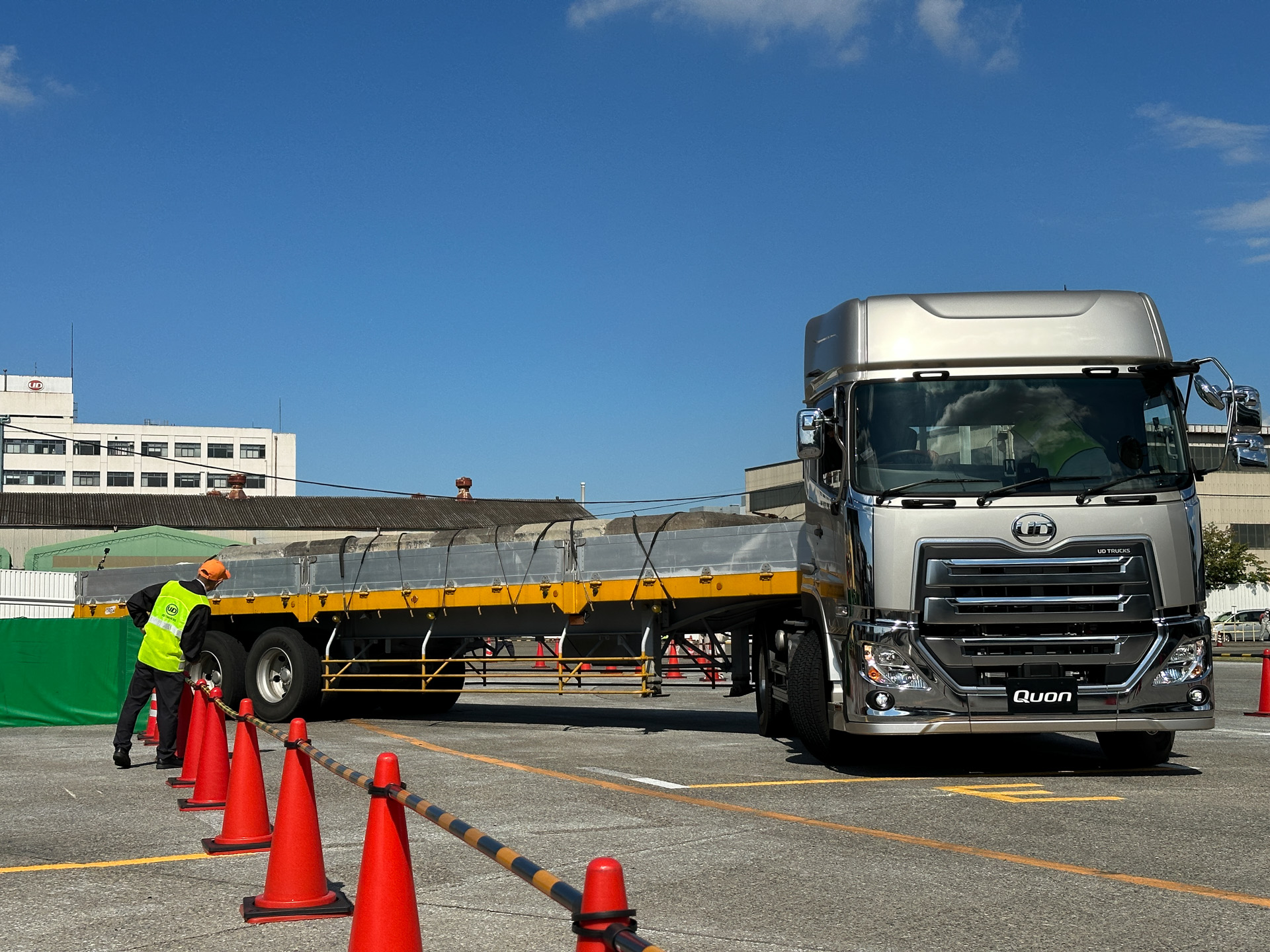 安全運転はもちろん、操作の確かさ、燃費や荷物に優しい運転が求められる