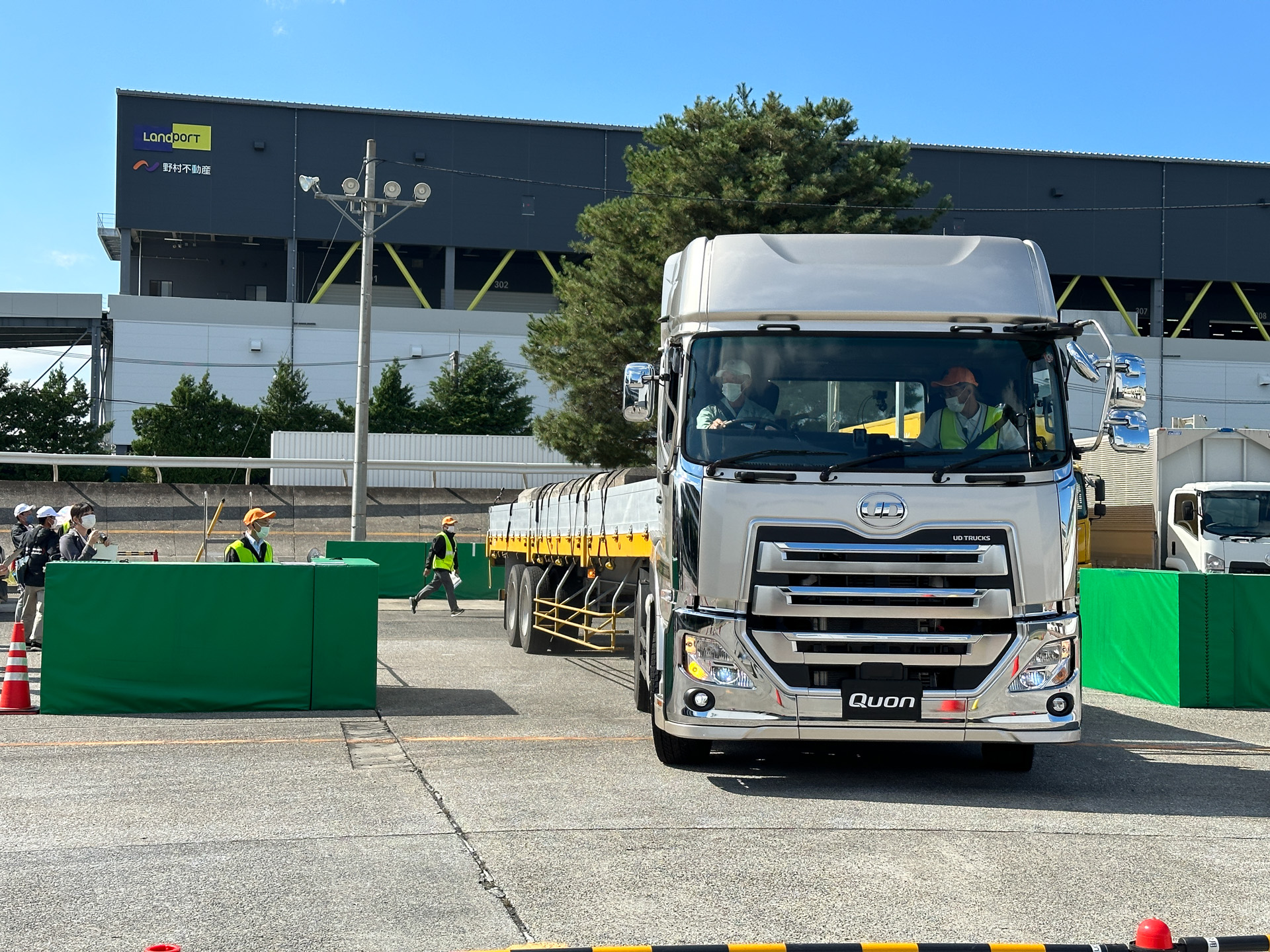 安全運転はもちろん、操作の確かさ、燃費や荷物に優しい運転が求められる