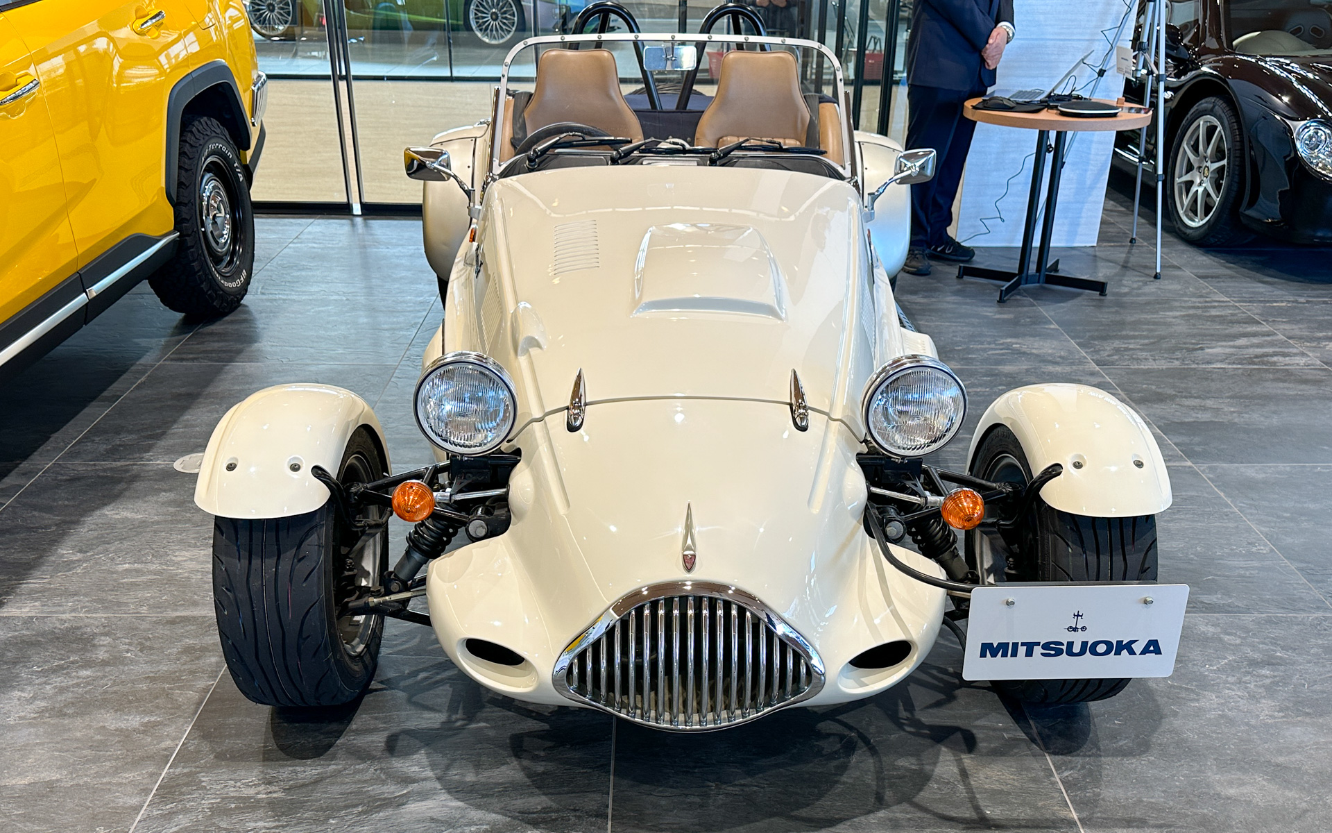 2階に設置された「プレミアムホール」には光岡自動車の歴代モデルが展示される