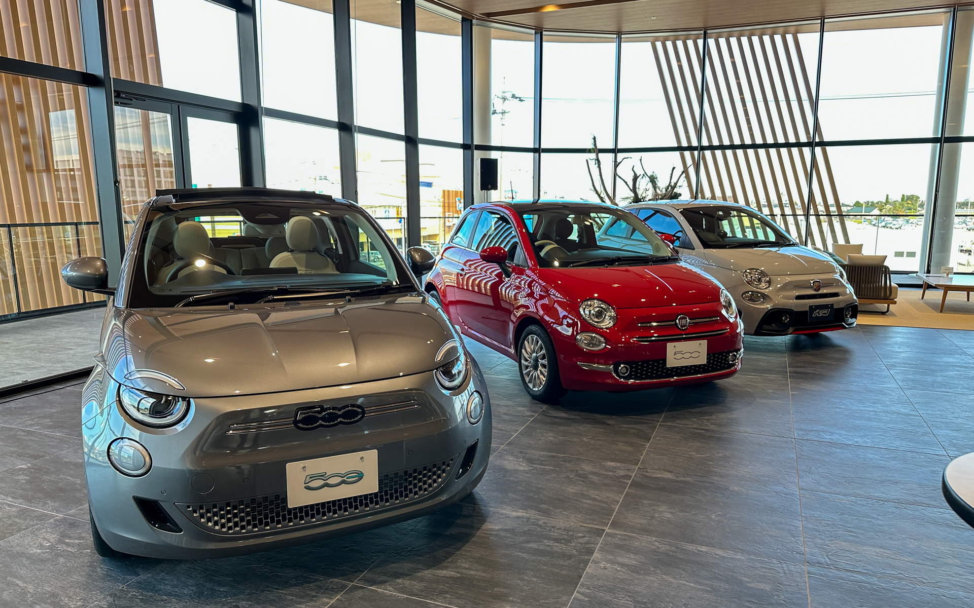 オープニングセレモニー当日はフィアットとアバルトのクルマも
