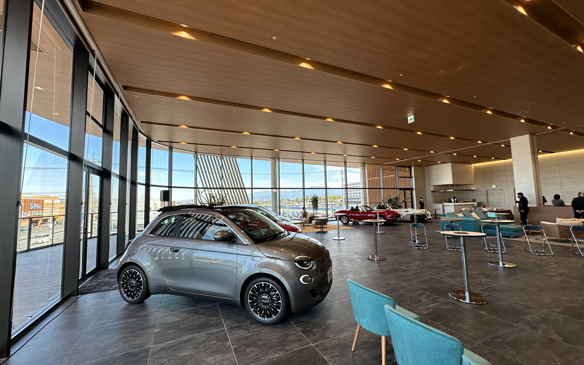 オープニングセレモニー当日はフィアットとアバルトのクルマも