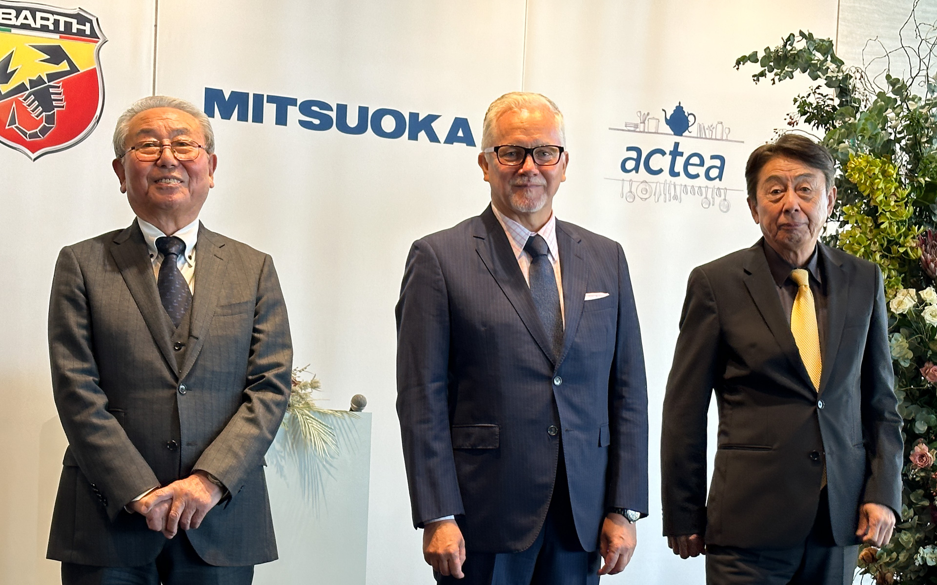 左から株式会社光岡自動車 代表取締役会長 光岡進氏、Stellantisジャパン株式会社 代表取締役社長 兼CEOのポンタス・ヘグストロム氏、株式会社光岡自動車 代表取締役社長 光岡章夫氏