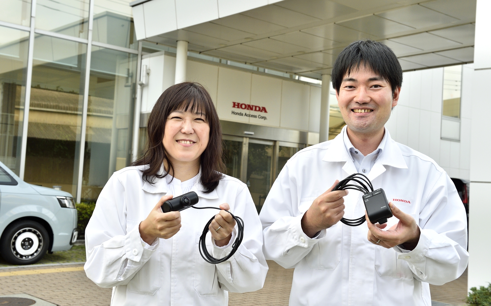 今回ドライブレコーダーについてお話をうかがった、株式会社ホンダアクセス 開発担当の斉藤愛歌さん（左）と下境啓介さん（右）