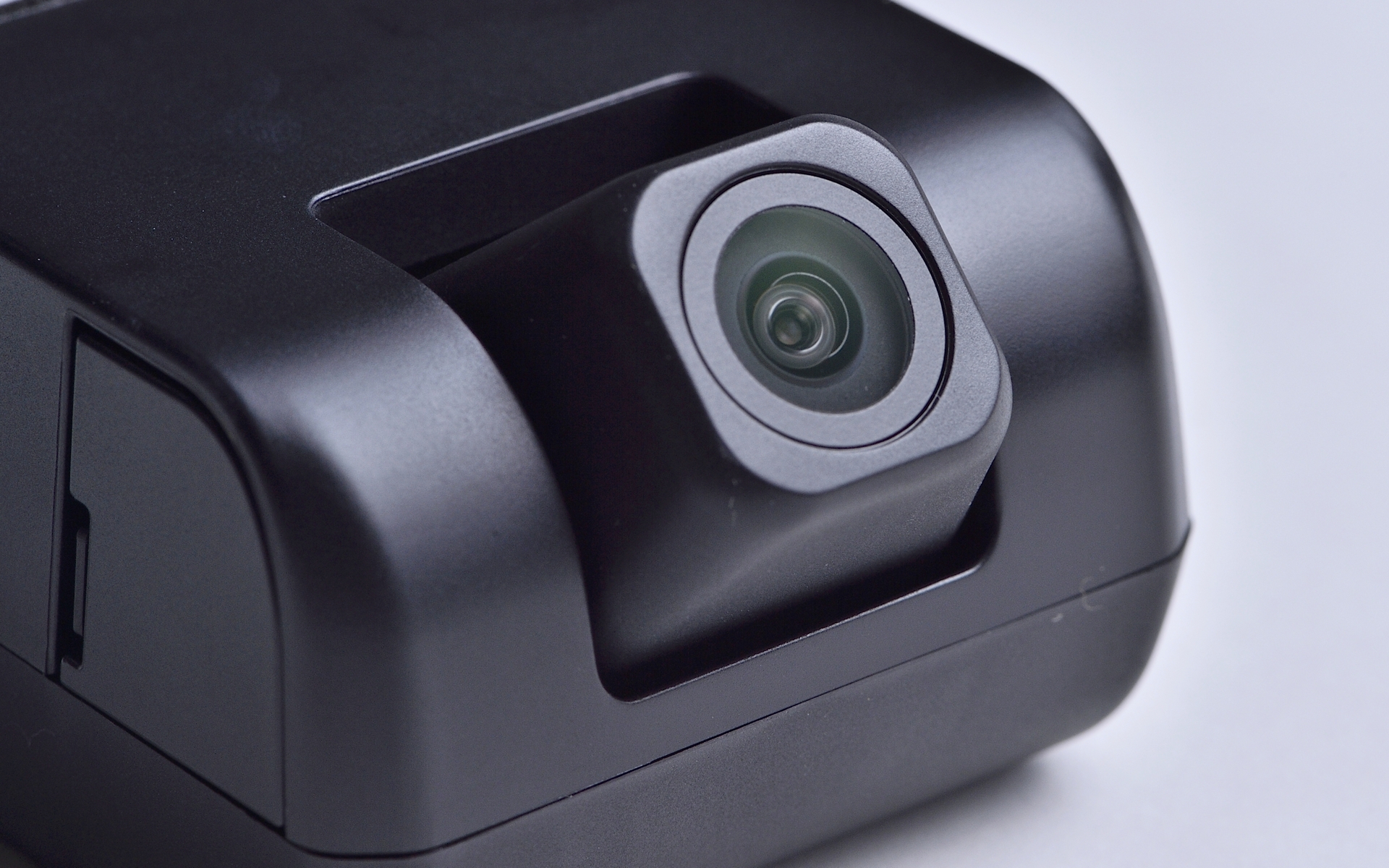 水平110°×垂直70°の広角をカバーする前方撮影用のフロントカメラ