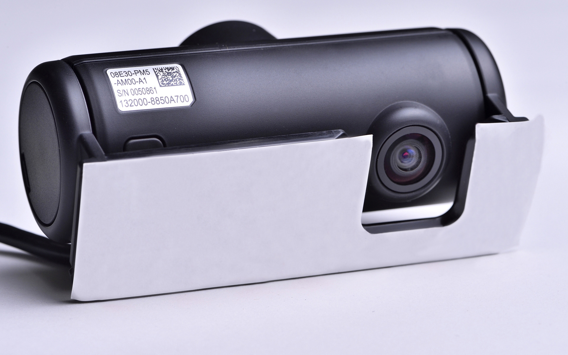 取り付け用の両面テープも「確実に記録が撮れる」という基準を満たすため、事故など強い衝撃があっても剥がれにくい製品を採用しているという