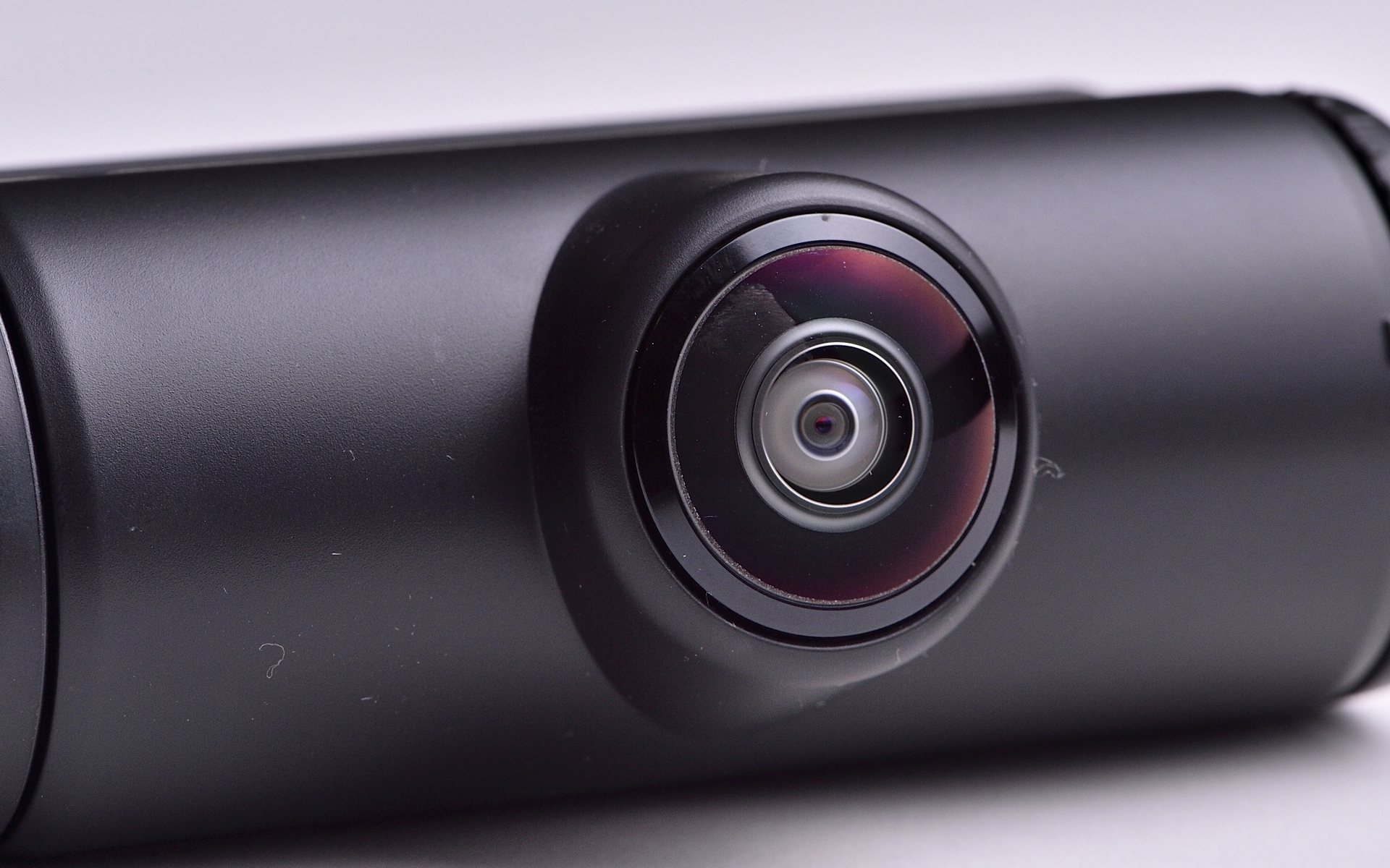 車内および周辺撮影用のリアカメラの画角は水平180°×垂直70°という超広角レンズを採用する