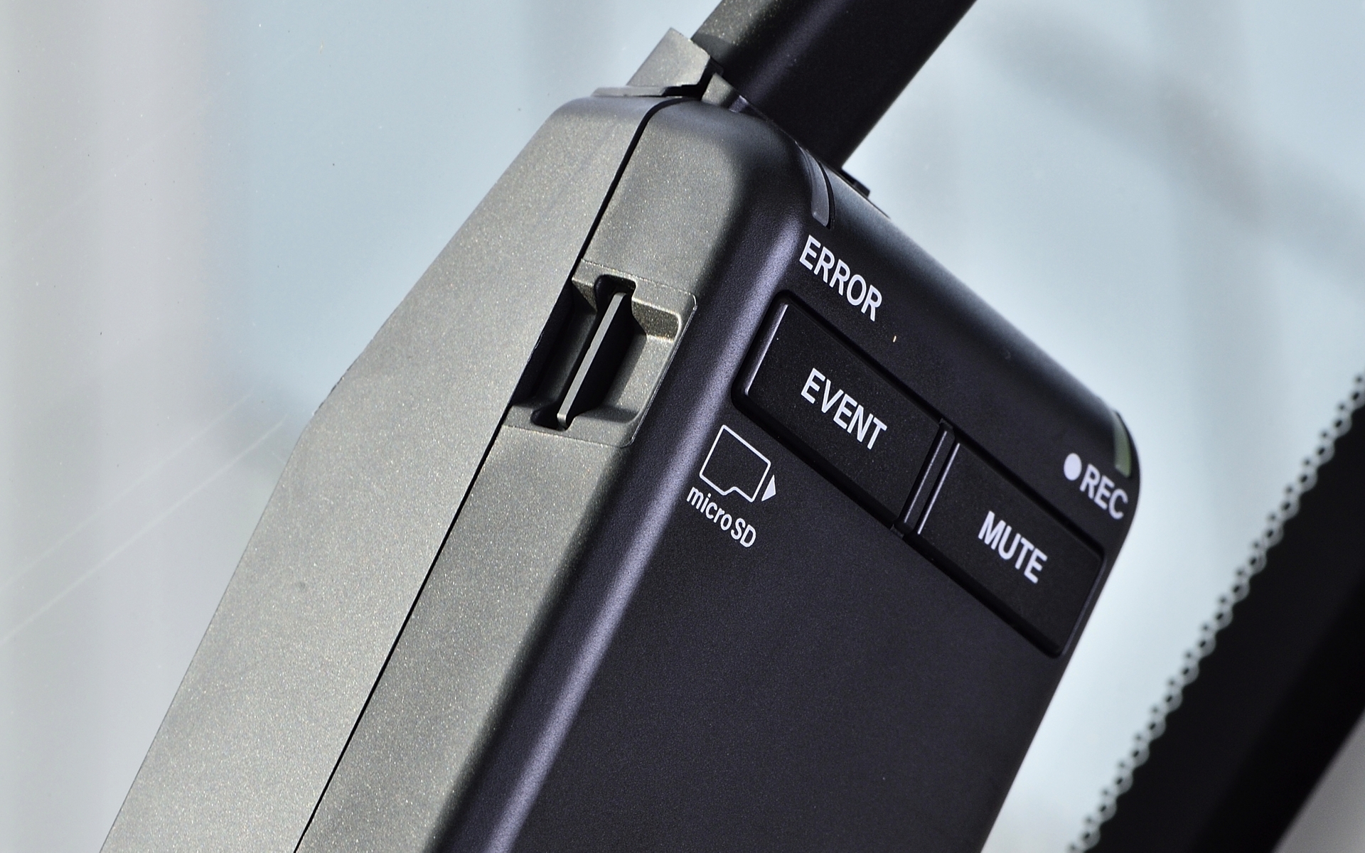 microSDカードを取り出しやすくするため、本体のスロット部分には指で押しやすいように凹みを設けている