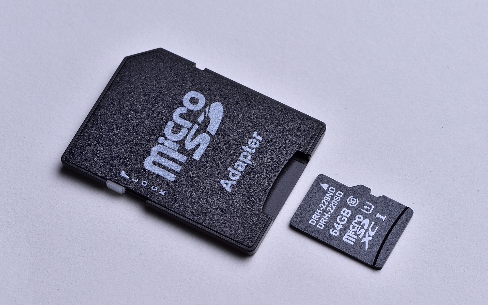 同梱されている専用microSDカードは、夏は暑く冬は寒いなど車内特有の過酷な使用環境や繰り返しの録画に対応する専用品
