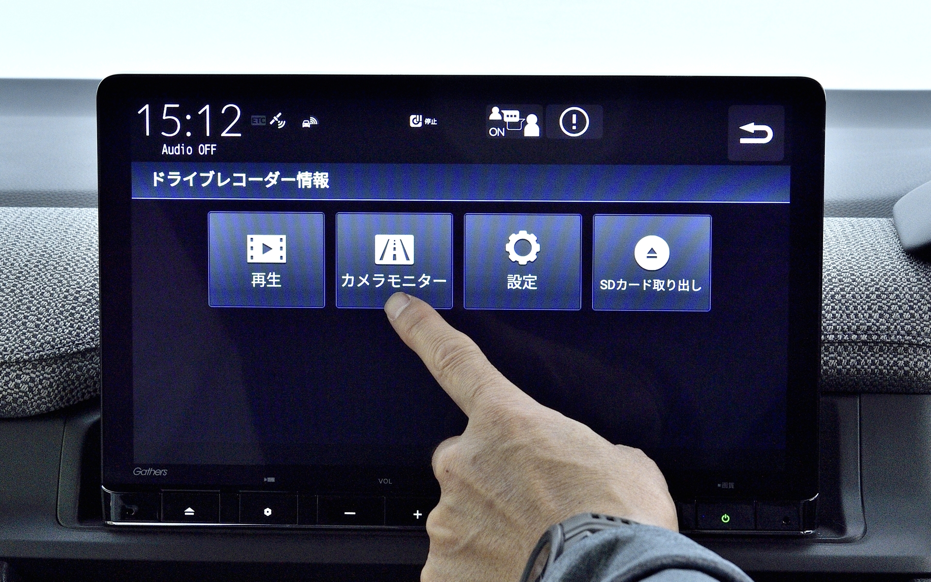 ドライブレコーダーからmicroSDカードを取り出すことなく録画した映像を見ることが可能