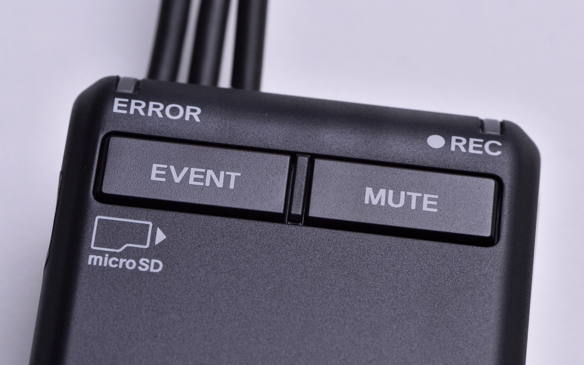 本体には「ミュートボタン」と、突発的に映像を保存したいときに使用する「イベントボタン」の2つのみ。押しやすいように大きなボタンを採用している