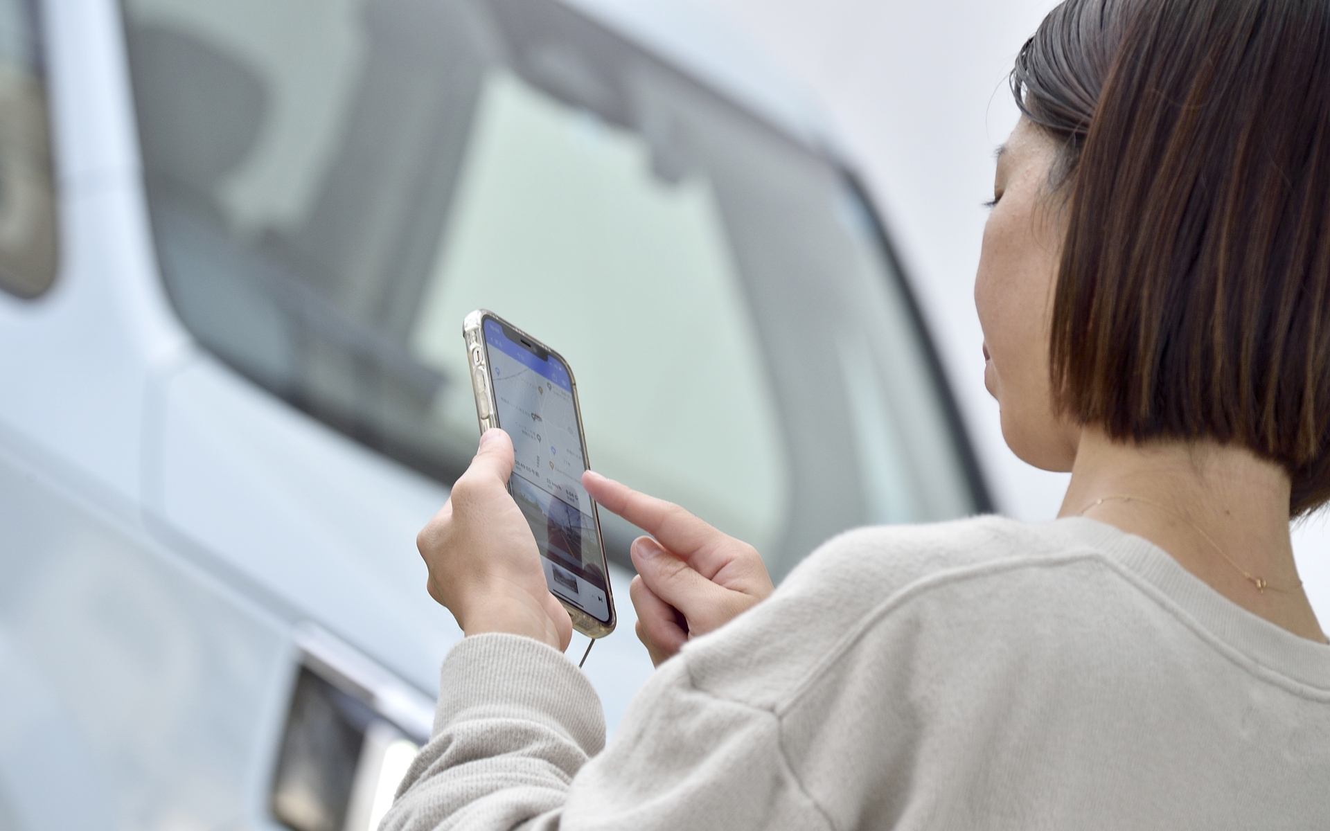 純正ナビとのリンク機能がないタイプでも、ドライブレコーダーの電源が入っている状態であれば、スマホアプリから各種設定変更が可能。また、車外からドライブレコーダー内の映像が確認できるので、トラブルに遭っても車外の安全な場所に避難している状態で映像の確認ができる（※クルマからの距離に制限あり、距離は周囲の状況によって変動する）