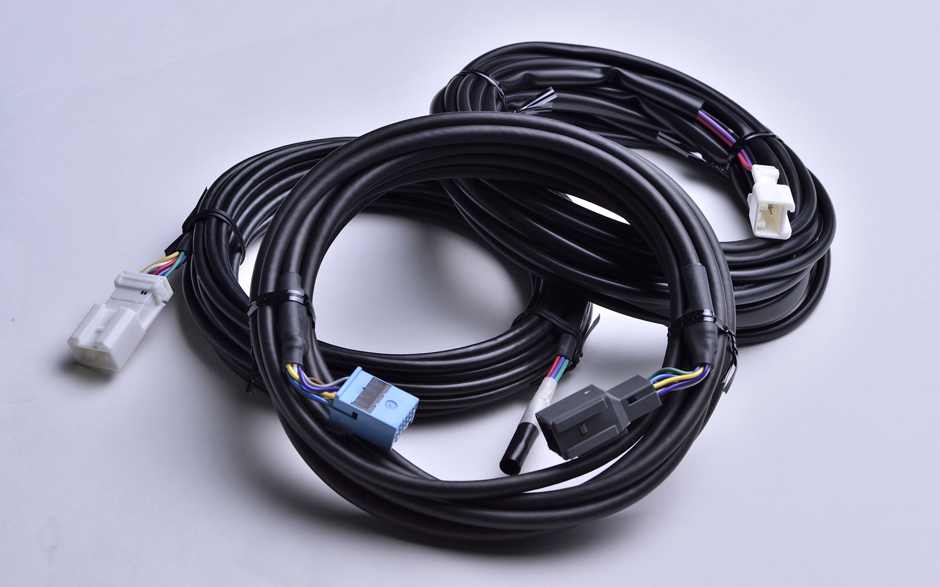 配線は内張りのなかを通すのでほとんど見えないが、純正アクセサリーは車種ごとにノイズ影響を加味し、配線を通す場所まで決めて指定している