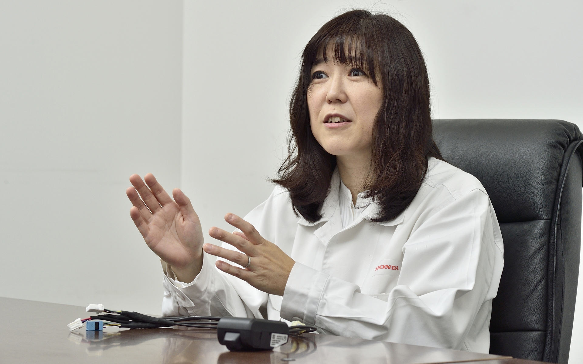 3つ目のカメラは、車内とクルマ周辺の状況を撮影することが最大の目的。そこで現在発売されているホンダ車すべてに有効な場所を探ったところ、リアウインドウへの取り付けが最善だと分かり、前方装着よりも後方装着のほうが撮れる画のバランスもいいという