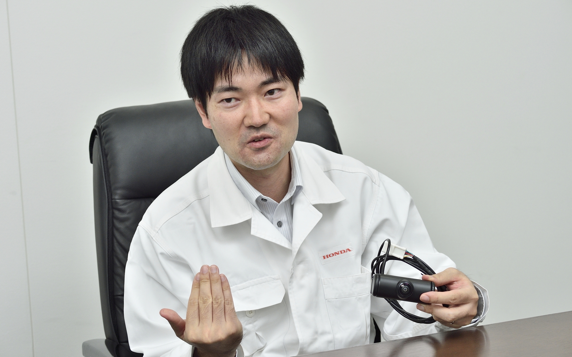 車内を広角で撮影でき、車載SPECを満たすカメラを開発陣は採用したという