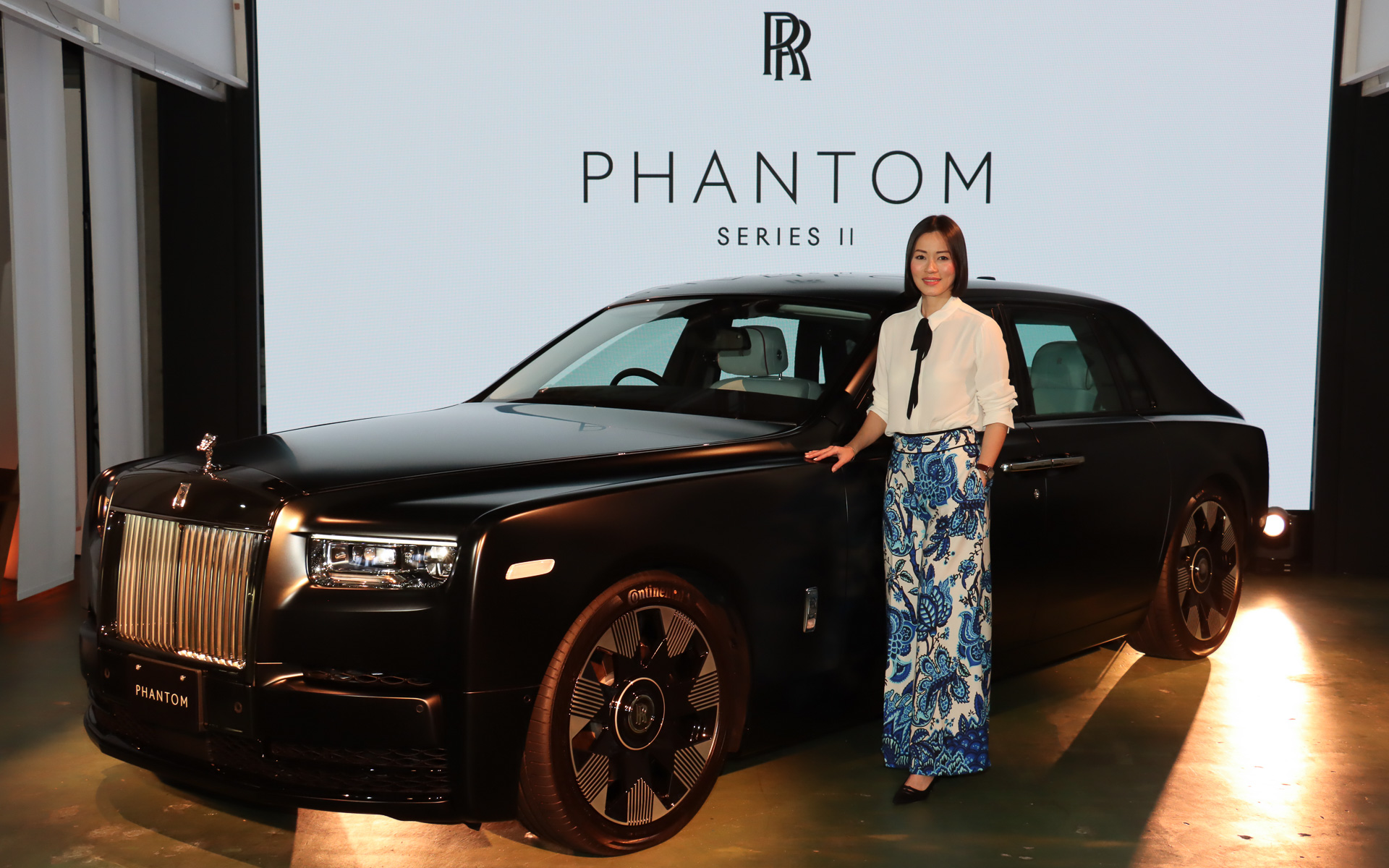 日本初公開されたロールス・ロイス「ファントム・シリーズII」とロールス・ロイス・モーター・カーズ アジア太平洋リージョナル・ディレクター アイリーン・ニッケイン氏
