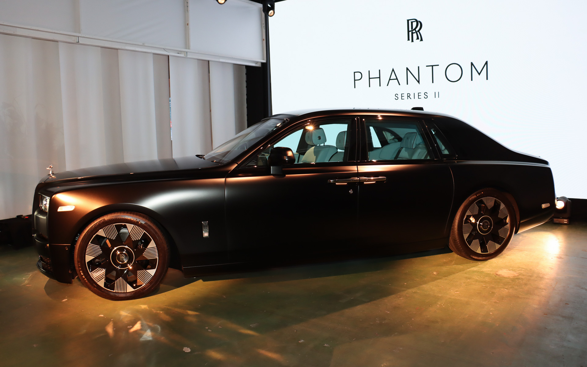 ボディサイズは5770×2018×1646mm（全長×全幅×全高）、ホイールベース3552mm