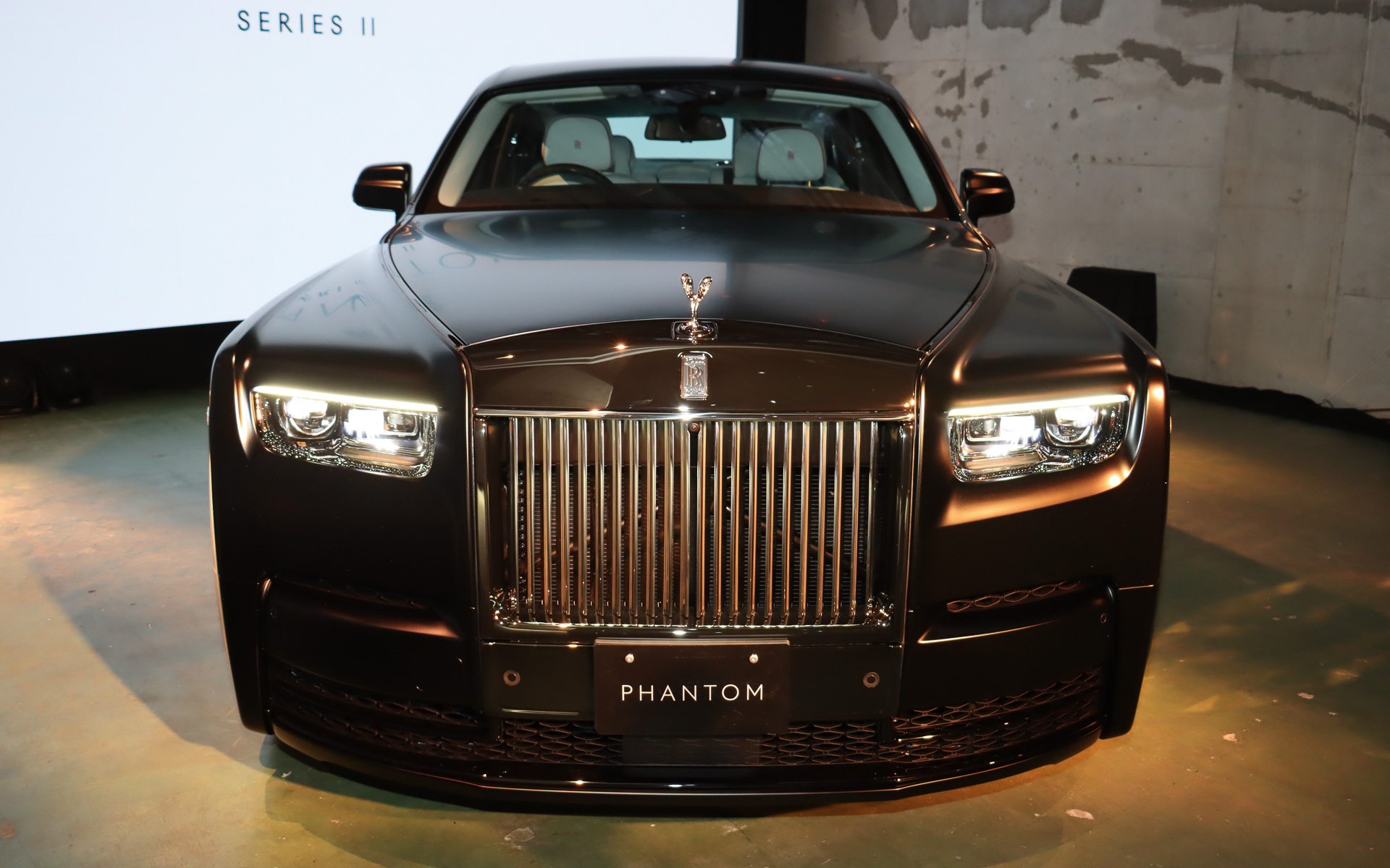 ボディサイズは5770×2018×1646mm（全長×全幅×全高）、ホイールベース3552mm