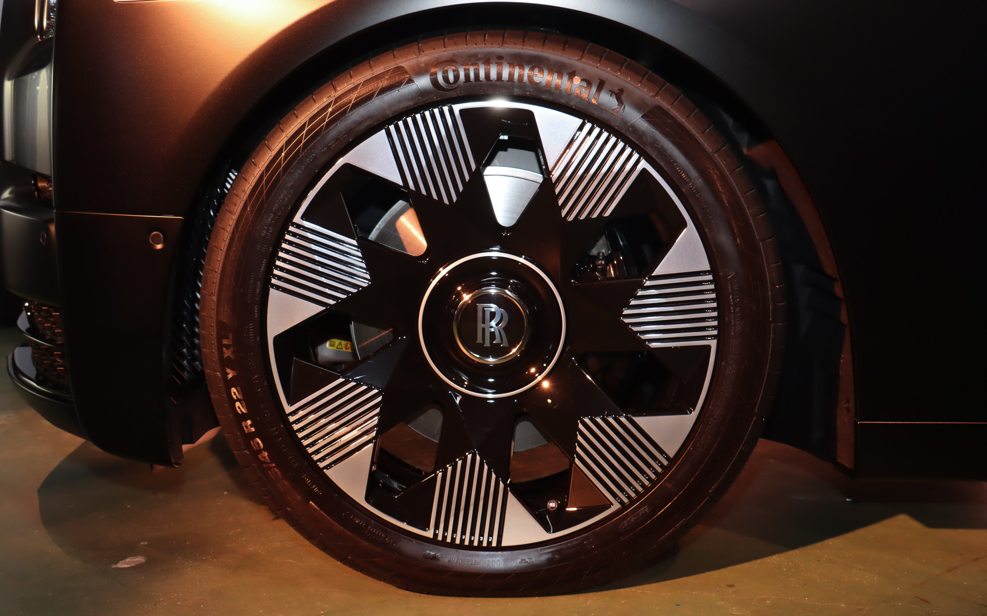 三次元切削加工で抽象的な奥行き感を表現するパート・ポリッシュドデザインの22インチ 7スポーク・ダイナミック・ホイールを装着。タイヤサイズはフロントが255/45R22、リアが285/40R22