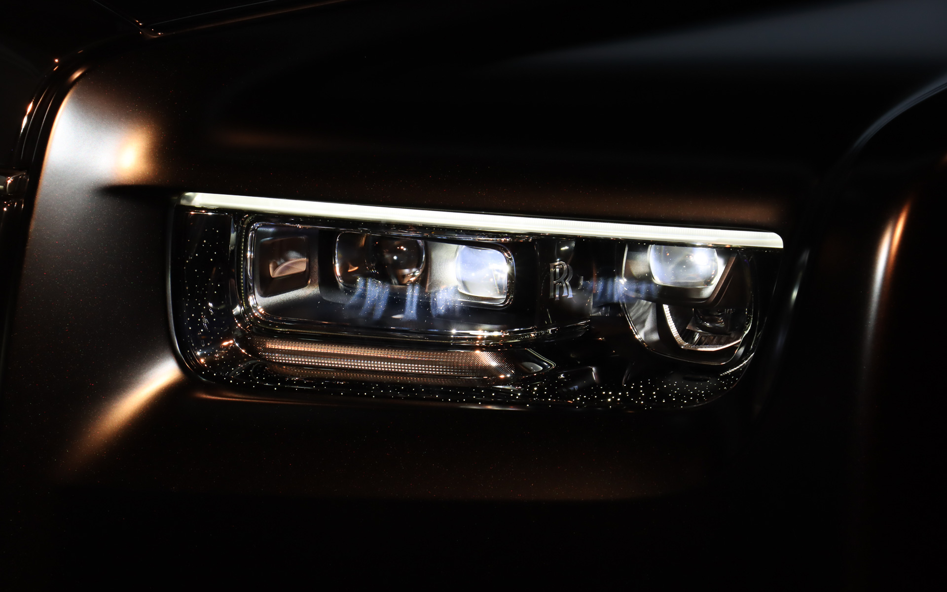 ヘッドライトベゼルに580個の星をレーザーカットで施された「ベゼル・スターライト」を備え、内外装で星空のイメージを表現している