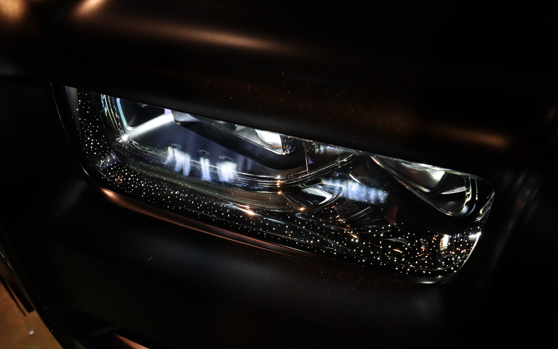 ヘッドライトベゼルに580個の星をレーザーカットで施された「ベゼル・スターライト」を備え、内外装で星空のイメージを表現している