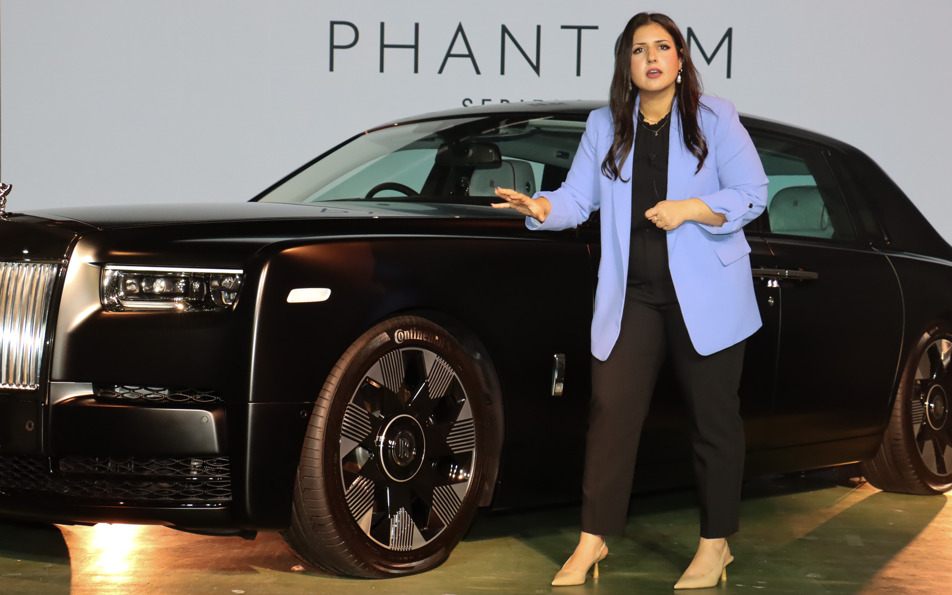 お披露目されたファントム・シリーズIIの実車を使ってリファインのポイントなどを説明していくサーディ氏