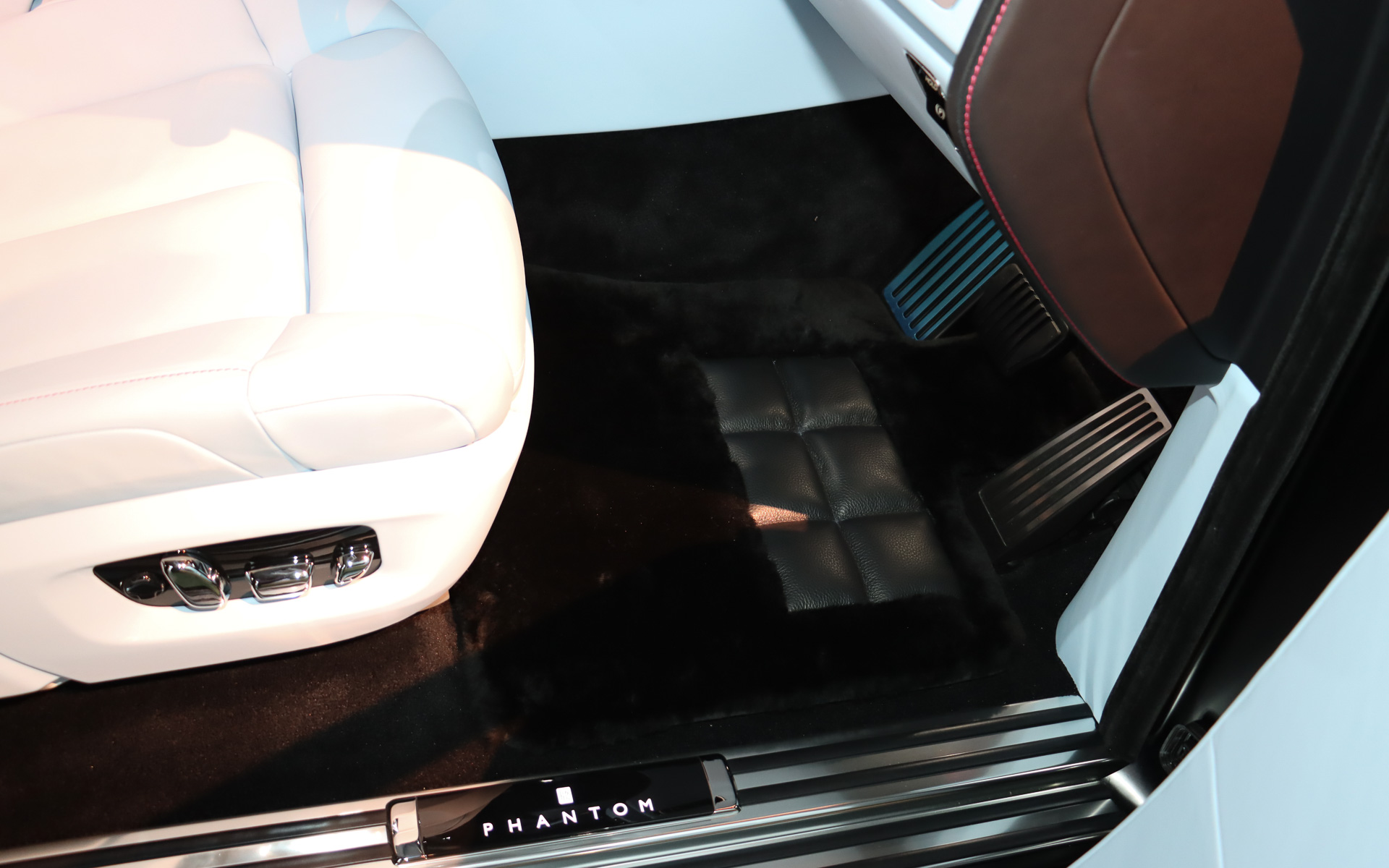 毛足の長いフロアマットにはレザークッションも設定。アクセルペダルはオルガン式