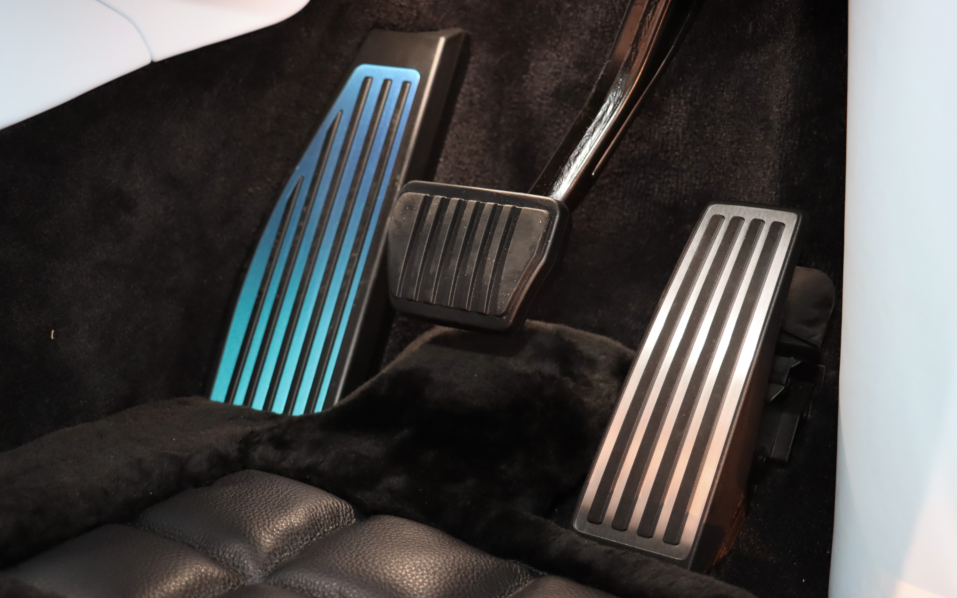 毛足の長いフロアマットにはレザークッションも設定。アクセルペダルはオルガン式