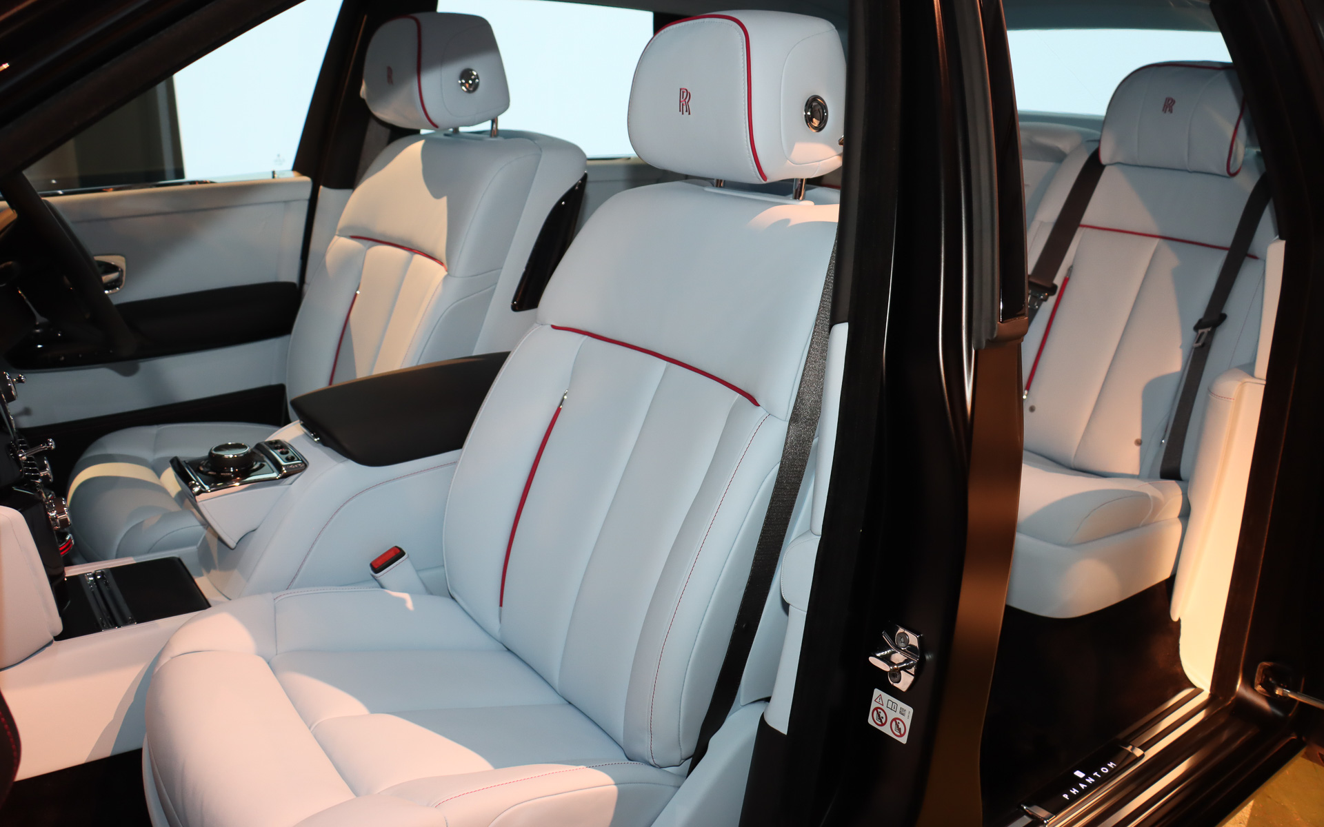シートは前後ともに電動調節式。ハイファッション業界からインスピレーションを得たというピオニー・ピンクをコントラストステッチやパイピング類に採用