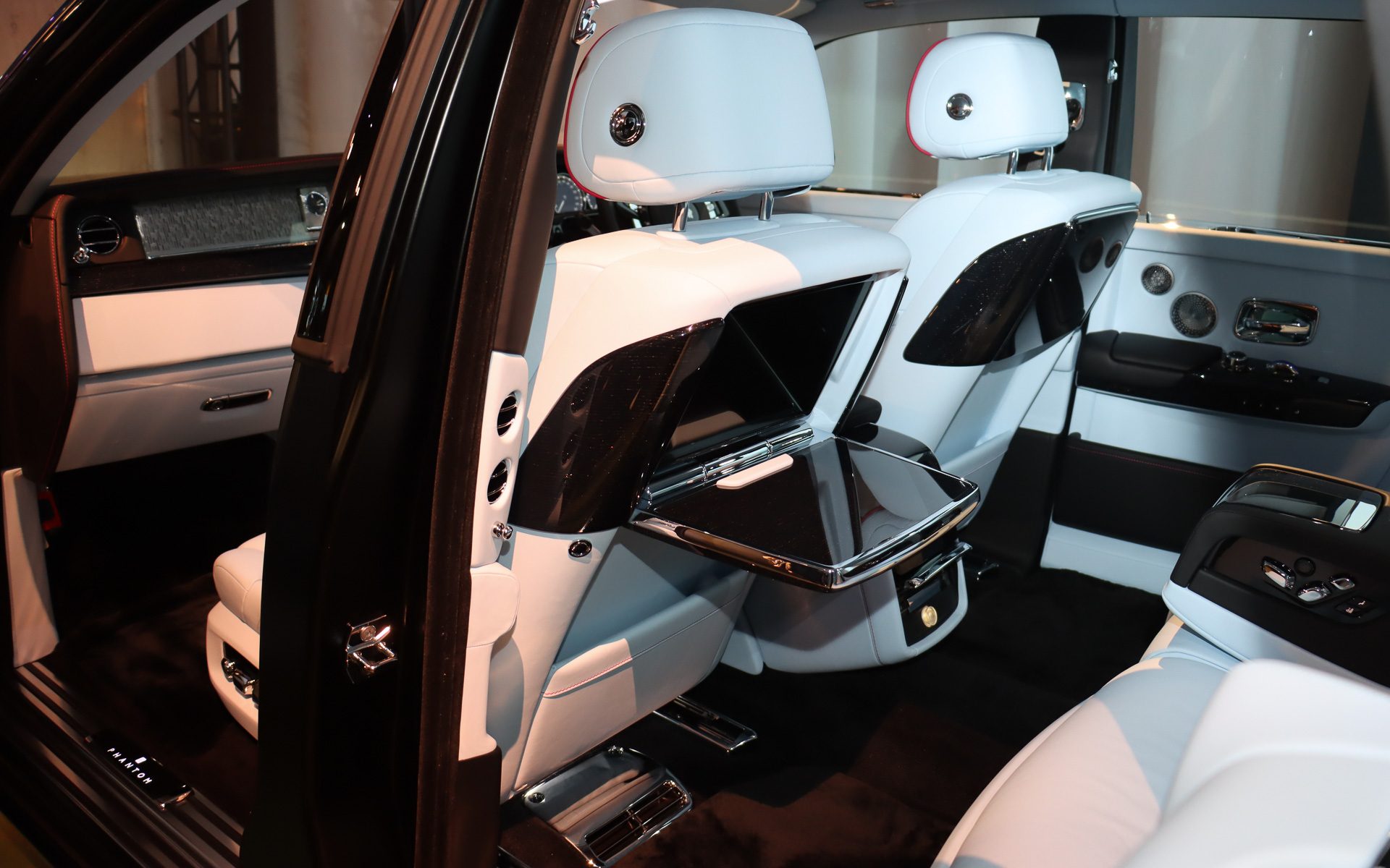 フロントシートの背面にピクニック・テーブルを内蔵