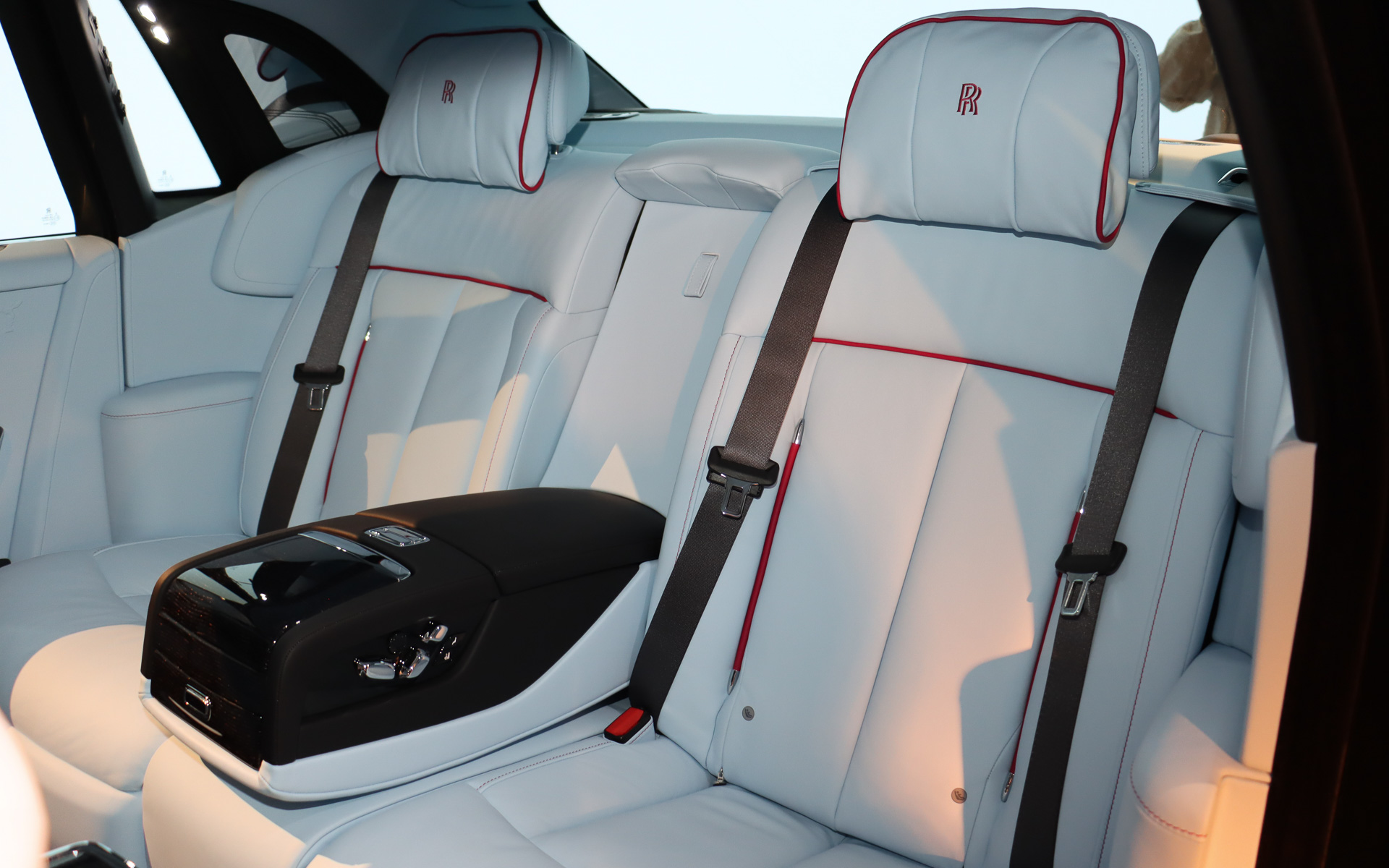 リアシートのアームレスト後方にクーラーボックスを装着。内部ではシャンパングラスも冷えていた