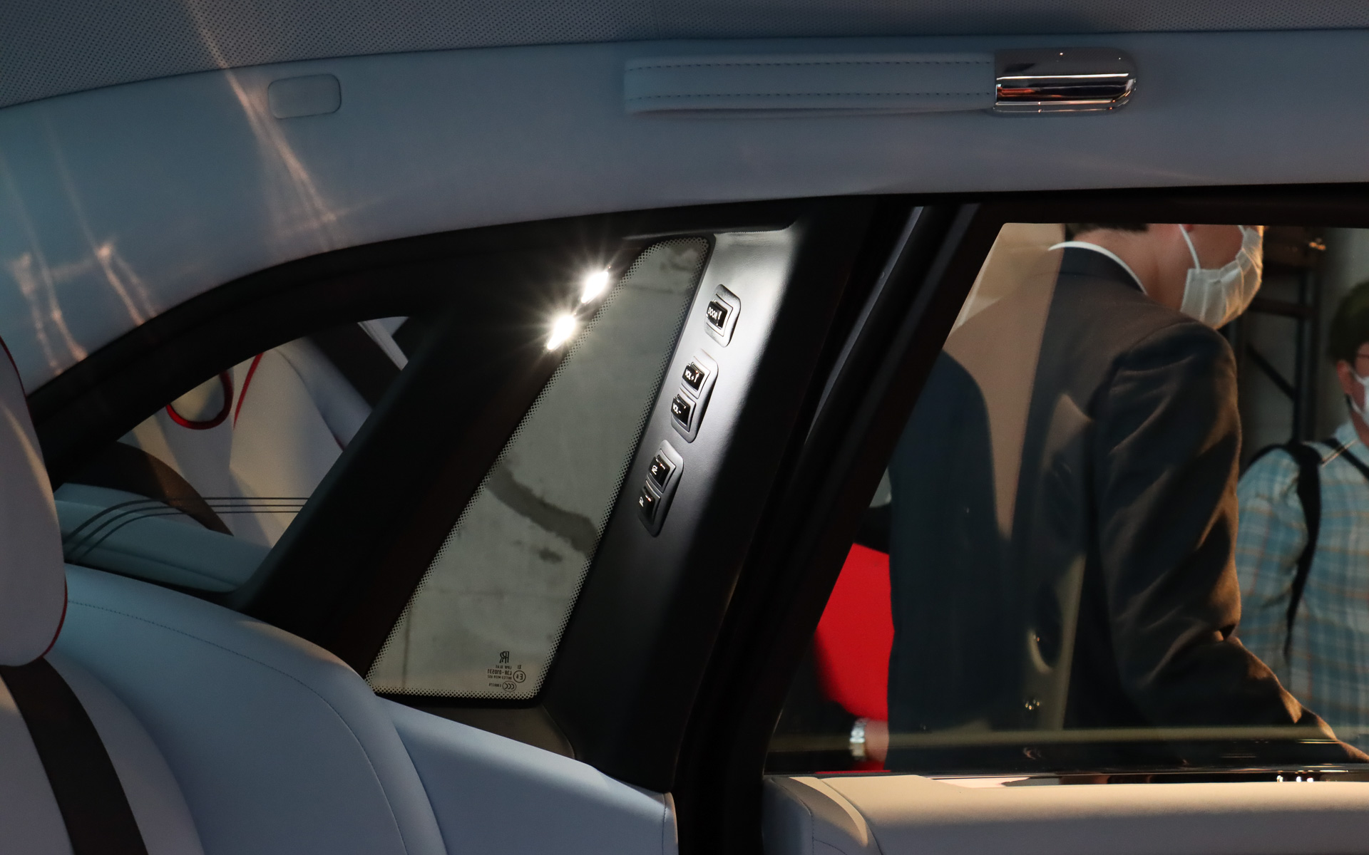 Cピラーの内側に電動式のリアドアやオーディオ、昇降式フットレストなどを操作するボタンと照明が用意されている