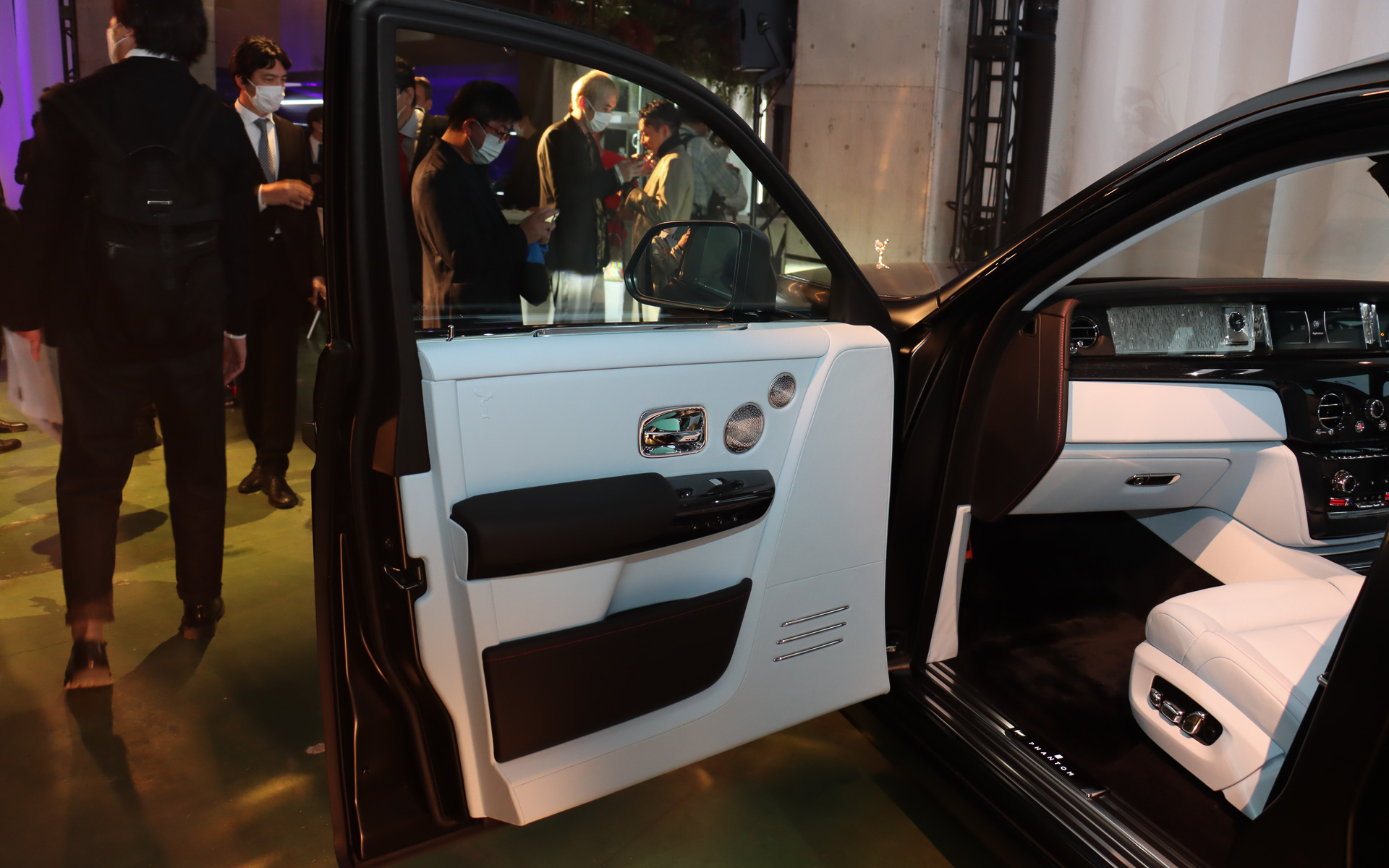 ドアトリムにもスピリット・オブ・エクスタシーの姿をエンボス加工で施す