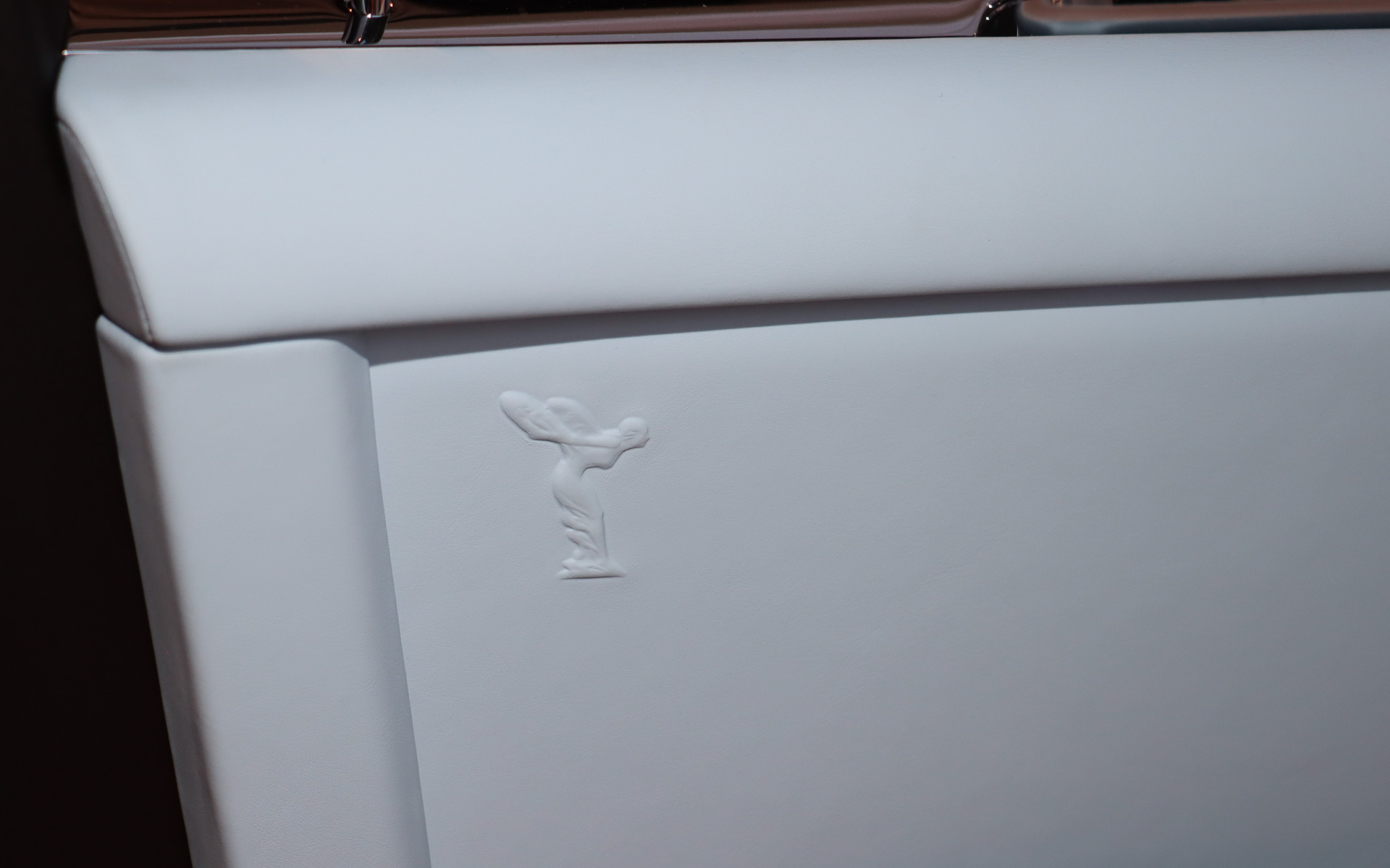 ドアトリムにもスピリット・オブ・エクスタシーの姿をエンボス加工で施す