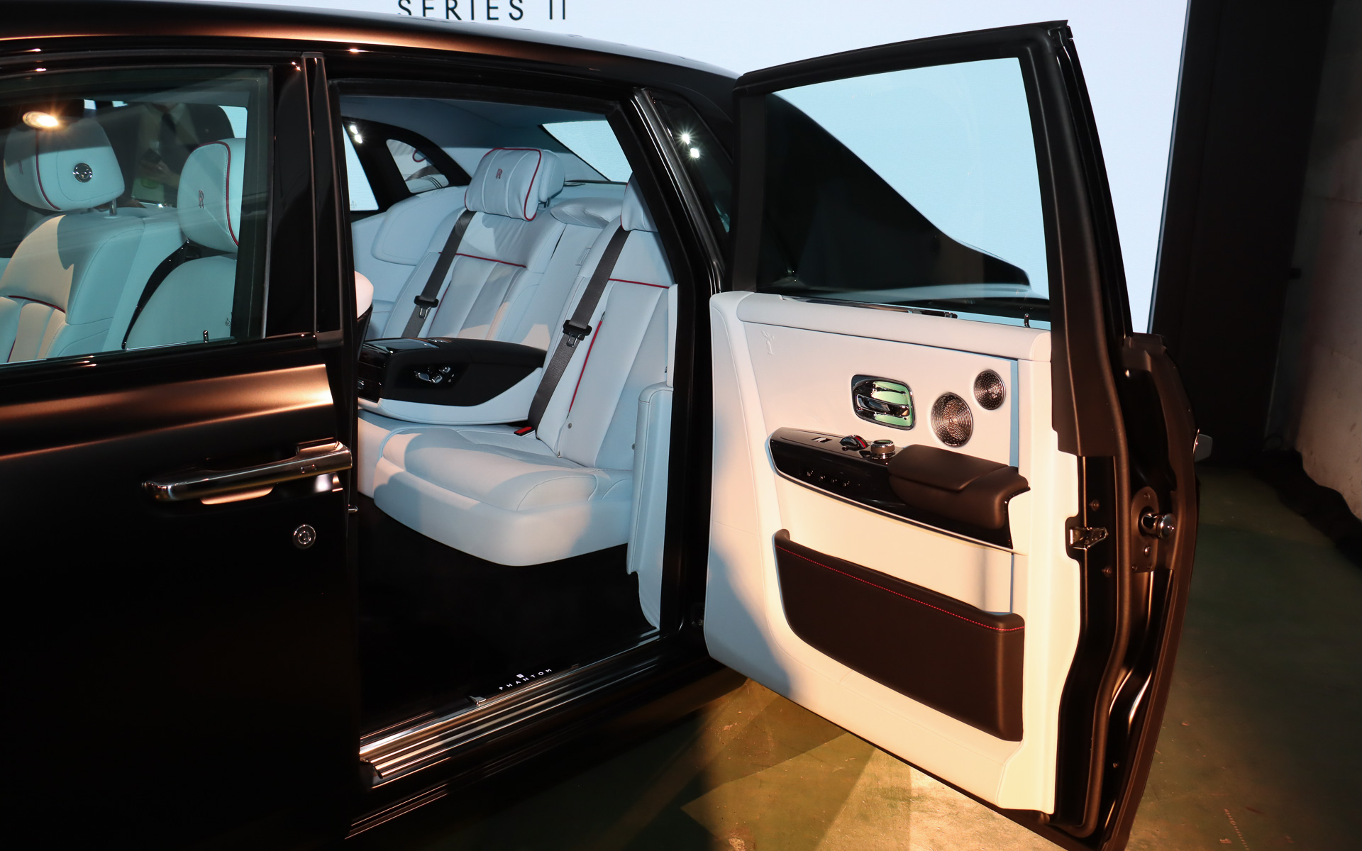 ボディの後方側にヒンジを設定する観音開き式のリアドア。90度近くまで開いて高い乗降性を生み出す