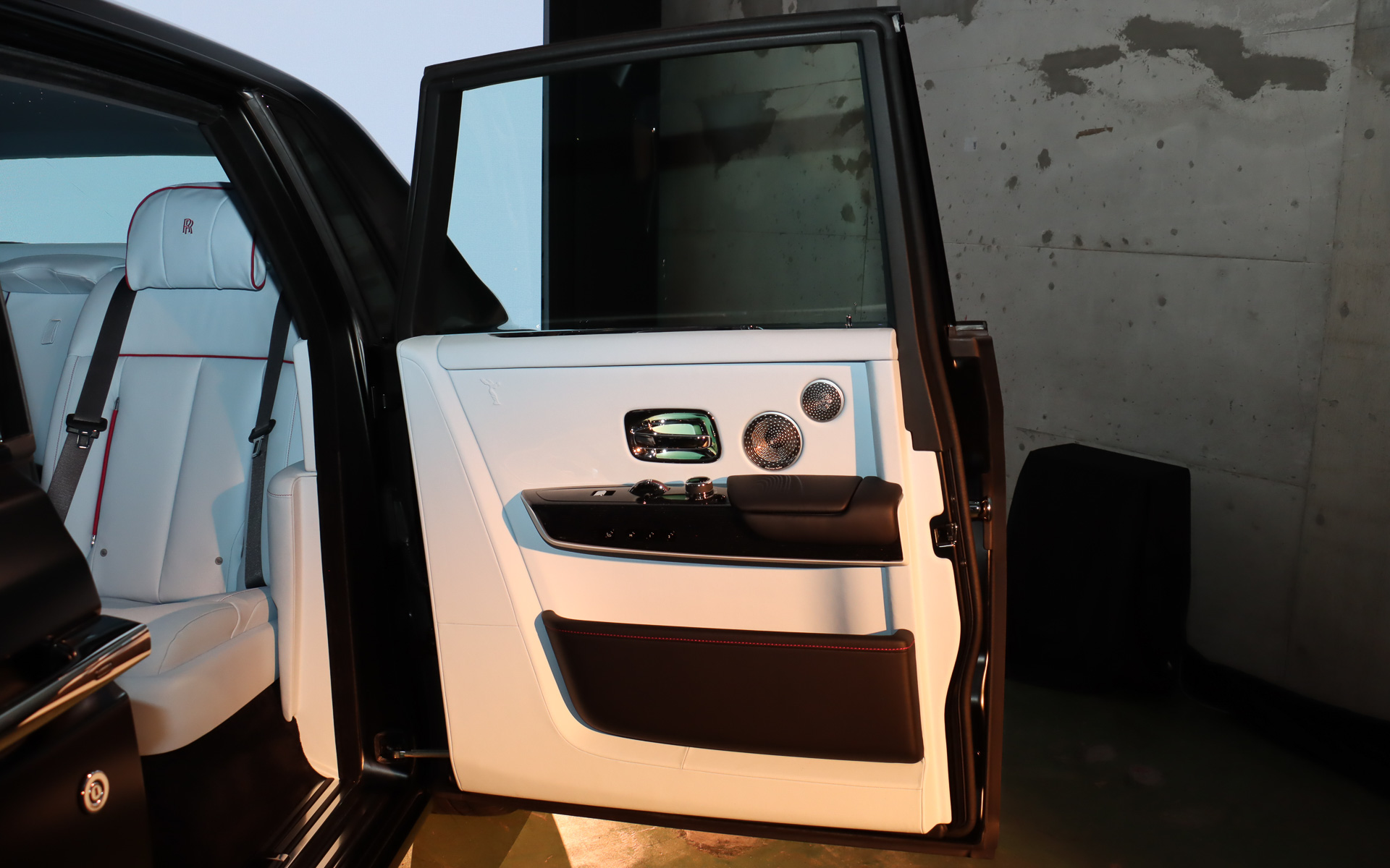 ボディの後方側にヒンジを設定する観音開き式のリアドア。90度近くまで開いて高い乗降性を生み出す