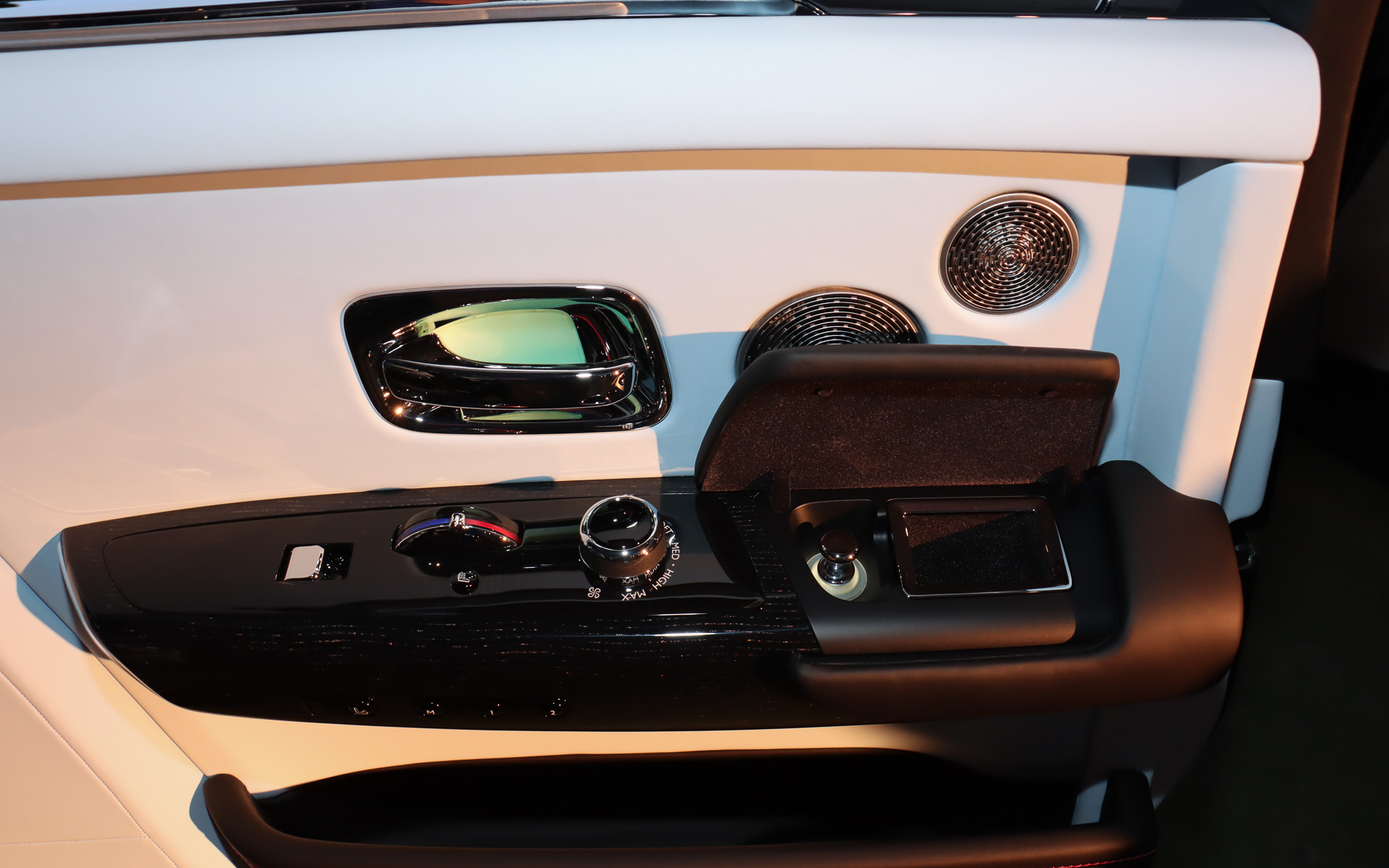 ドアアームレストにエアコンの調節ダイヤルやシガーソケット、アッシュトレイなどを備える