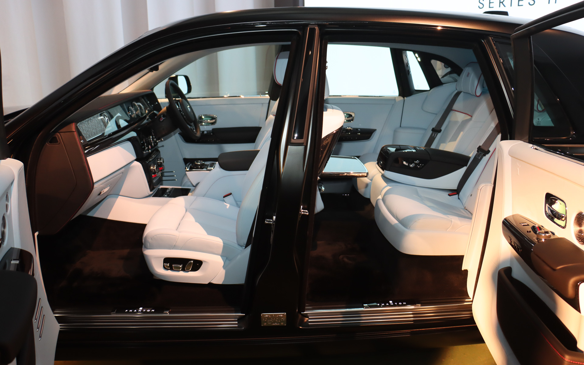 前後のドアを開けた状態